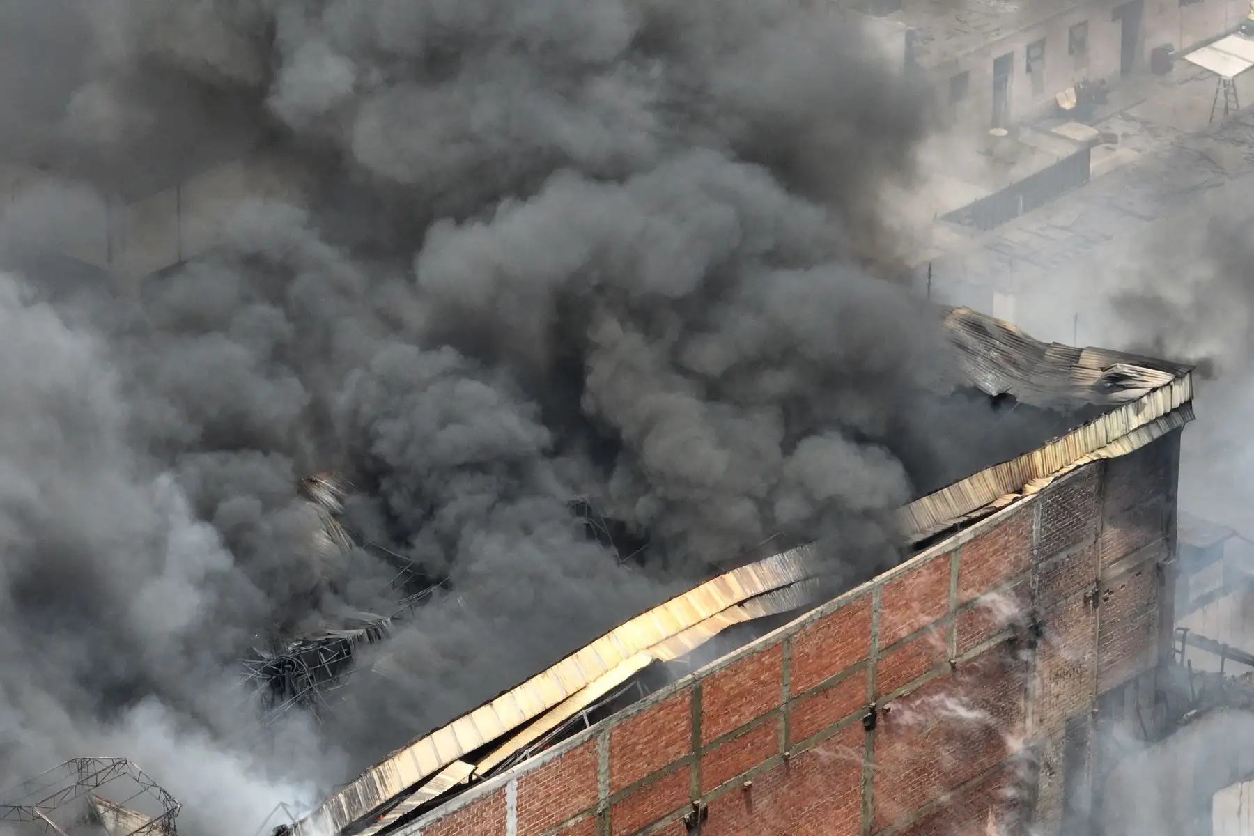 Incendio consume la parte alta de un edificio de cinco pisos ubicado en el cruce de los jirones Huanta con Cusco, en la zona de Barrios Altos, en el cercado de Lima, muy próximo a Mesa Redonda y el Instituto Materno Perinatal (exMaternidad de Lima). Foto: ANDINA/Daniel Bracamonte
