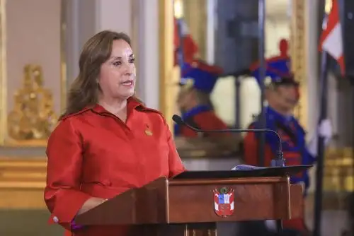 Presidenta Dina Boluarte condecora a primer ministro de Malasia. Presidencia.