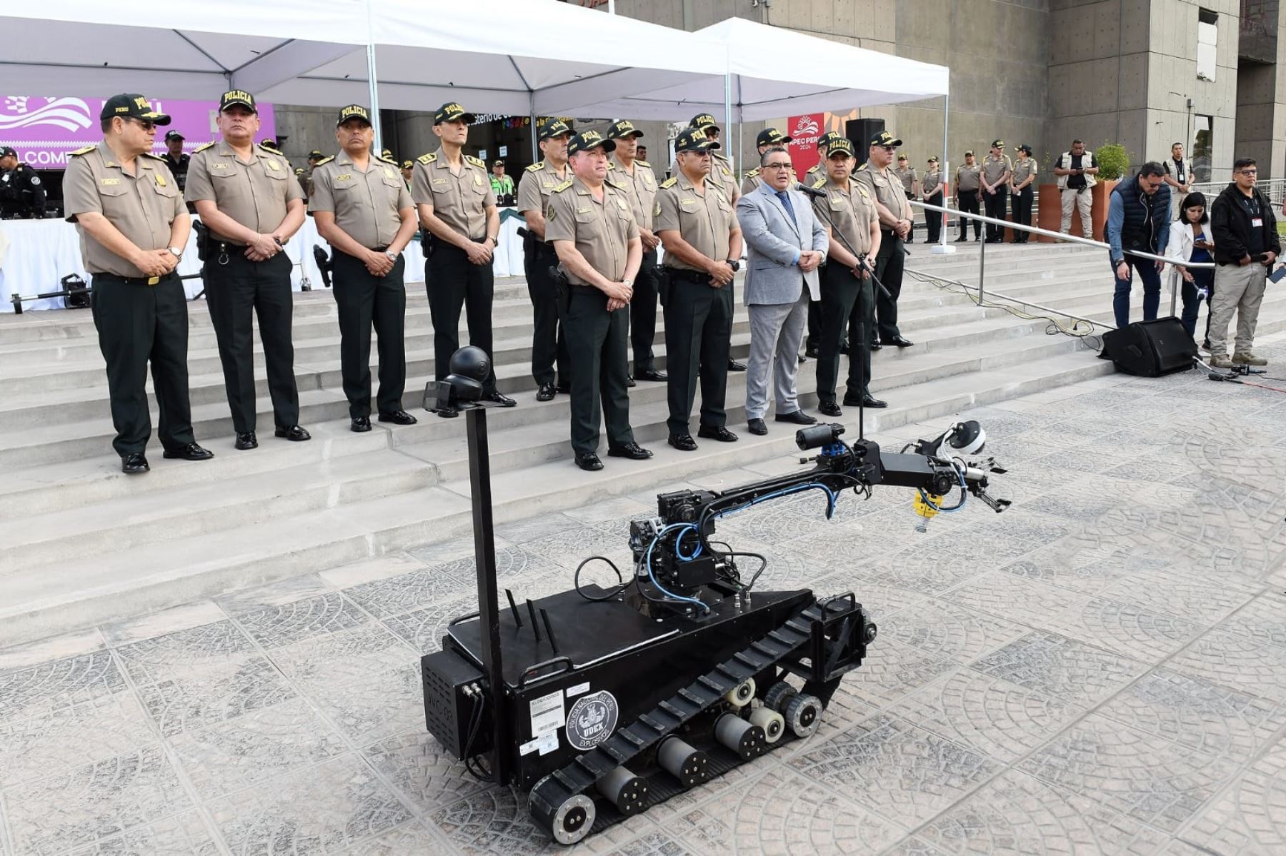 El robot desactivador de explosivos diseñado por la Universidad Nacional San Agustín de Arequipa apoyará en las medidas de seguridad que brinda la Policía Nacional a la Semana de Líderes de APEC 2024 que se desarrolla en Lima.  ANDINA/Difusión