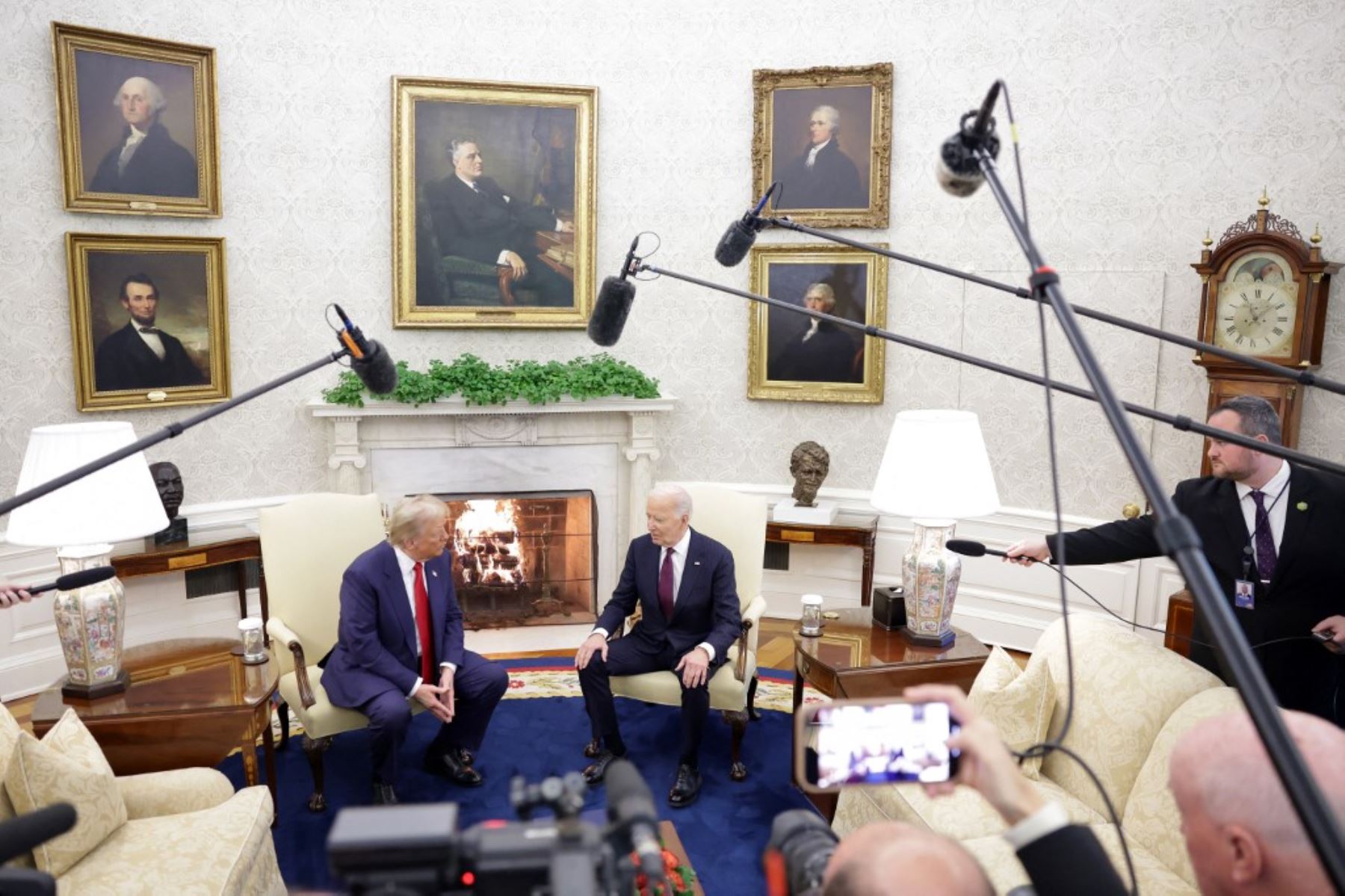 La reunión entre Biden y Trump en el Despacho Oval tomó cerca de dos horas. Foto: AFP