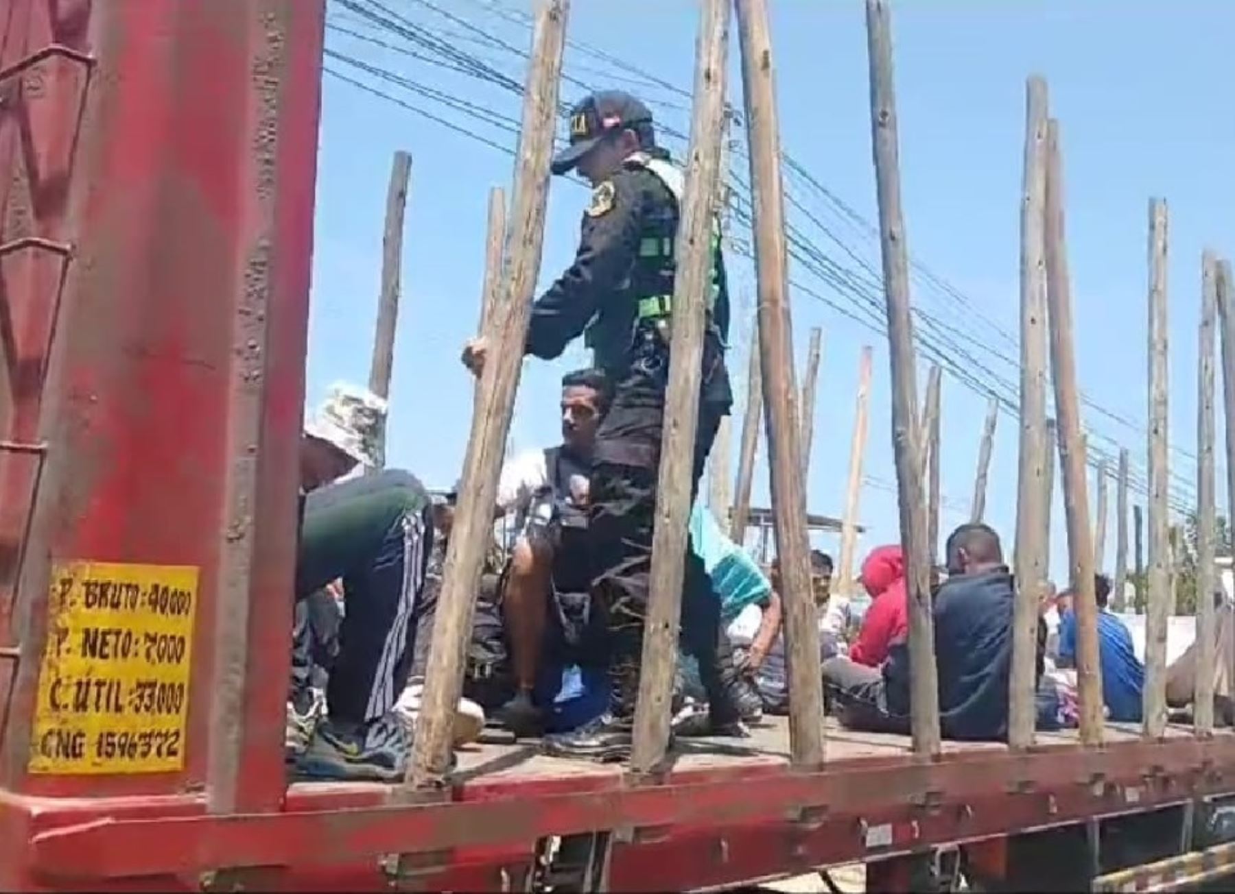 Policía Nacional interviene tráiler en Tumbes y detiene a 24 migrantes que habían ingresado de forma ilegal al Perú y viajaban en vehículo con destino a Lima. ANDINA/Difusión