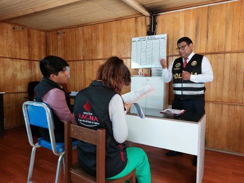 Funcionarios del Gobierno Regional de Tacna promueven la atención oportuna de denuncias de violencia contra la mujer en las comisarías de la región. ANDINA/Difusión