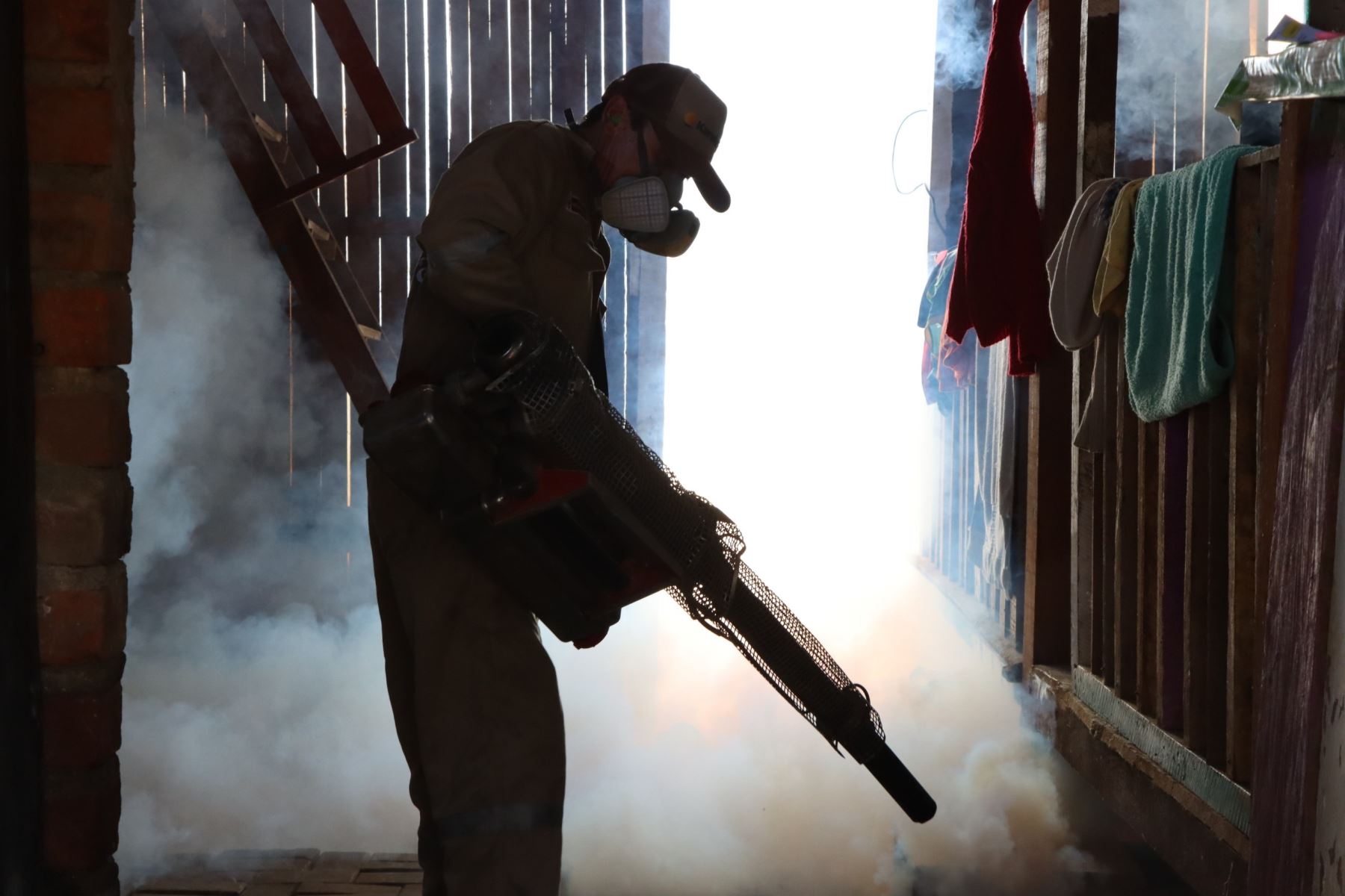 En la jornada participan 17 fumigadores, 17 anotadores, 4 jefes de brigadas, 2 abastecedores, 2 mecánicos, 1 dosificador, 5 supervisores.