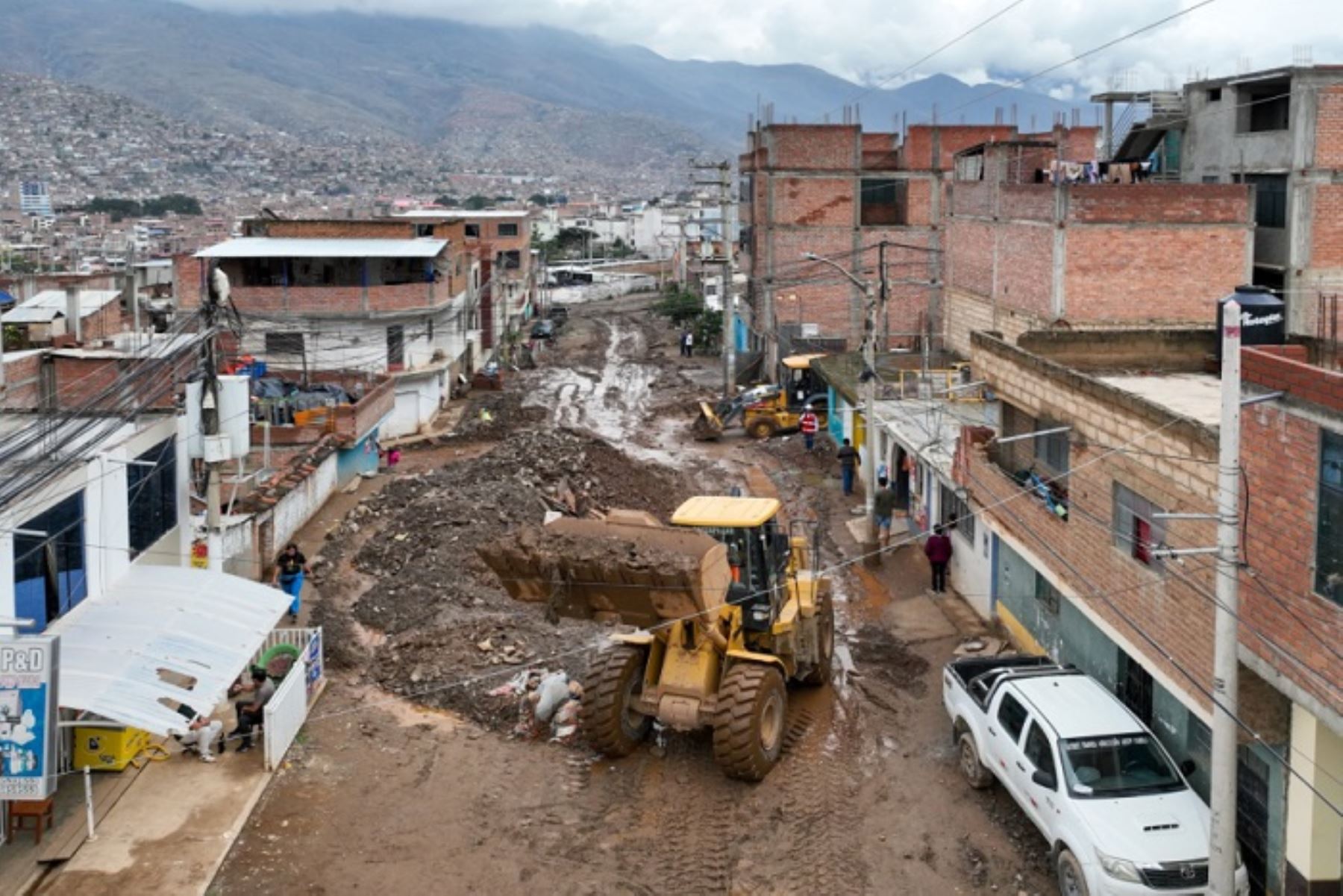 El MVCS ha dispuesto el apoyo con 2 cargadores frontales, 1 retroexcavadora, 1 minicargador, 1 excavadora y 4 volquetes.