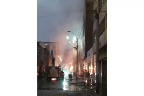 El siniestro fue de código 3, y se originó en el último piso de una galería ubicada en jirón Huanta, Barrios Altos, Cercado de Lima. ANDINA/ CGBVP.