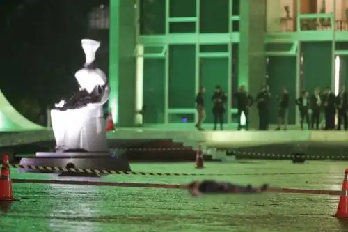 Hombre murió producto de una explosión y cuerpo se observa frente al Supremo Tribunal Federal de Brasil en Brasilia el 13 de noviembre del 2024. Foto: AFP