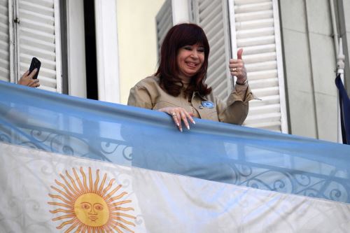 La expresidenta de Argentina Cristina Fernández levanta el pulgar desde el balcón del Instituto Patria en Buenos Aires el 13 de noviembre de 2024, después de que un tribunal confirmara su condena por corrupción. Foto: AFP