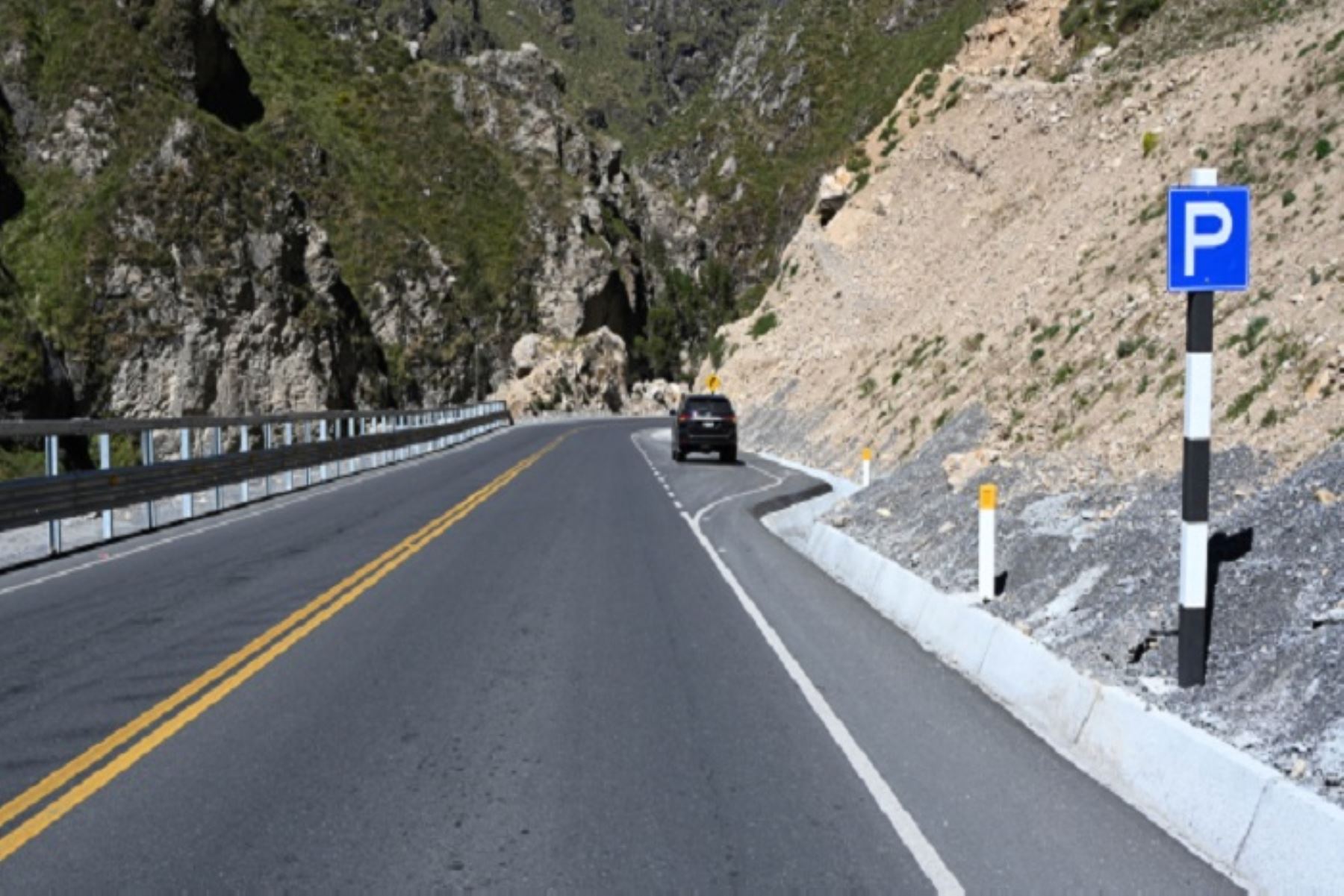 La carretera Canta–Huayllay (74 km) facilita el traslado de los productos agrícolas, ganaderos, entre otros, de las regiones del oriente hacia el puerto de Chancay.