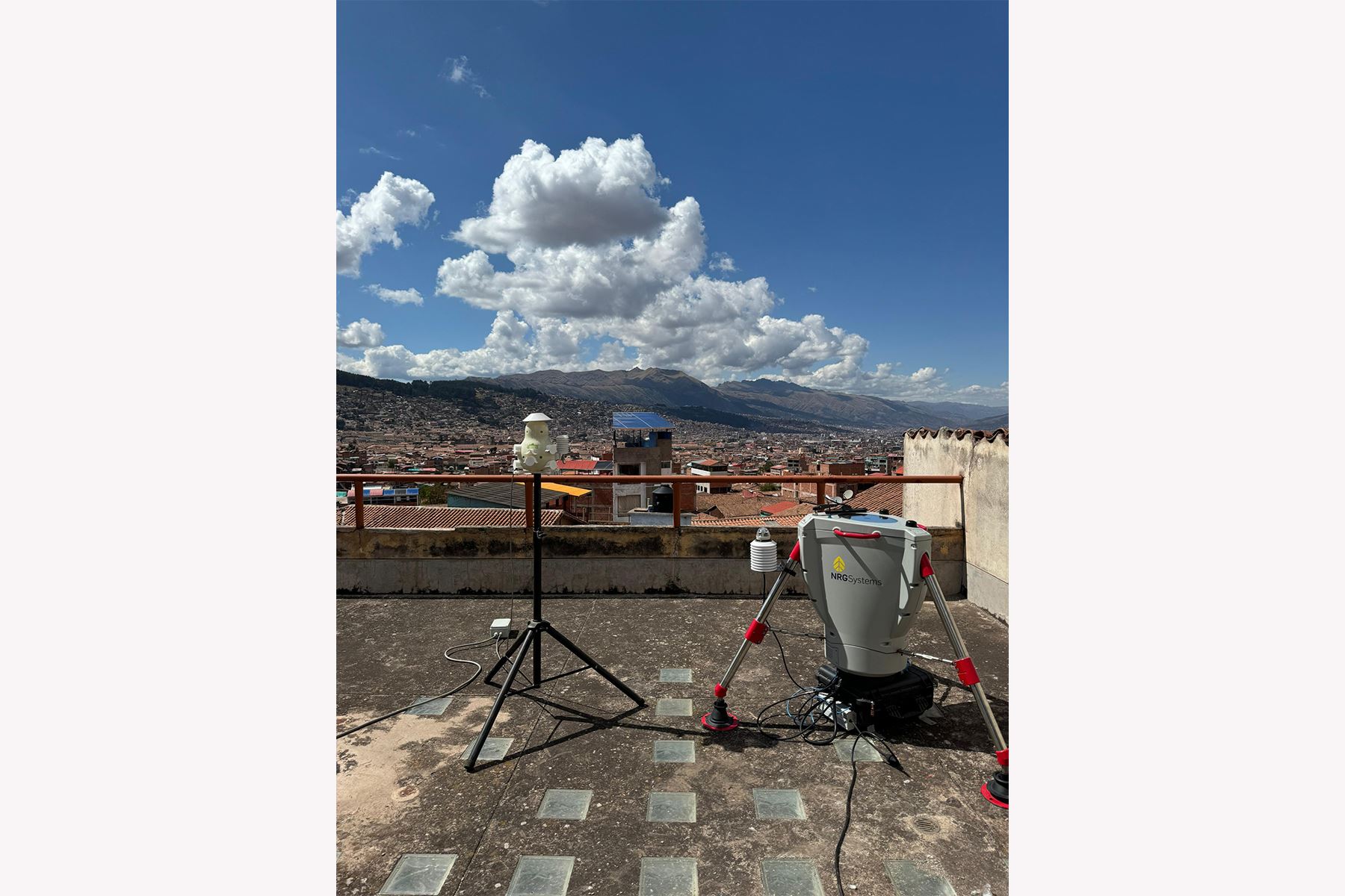 Un estudio reciente desarrollado en Cusco por la Universidad de Ingeniería y Tecnología (UTEC) ha puesto en evidencia cómo la contaminación atmosférica afecta los cerros poblados y zonas urbanas caracterizadas por la falta de áreas verdes.