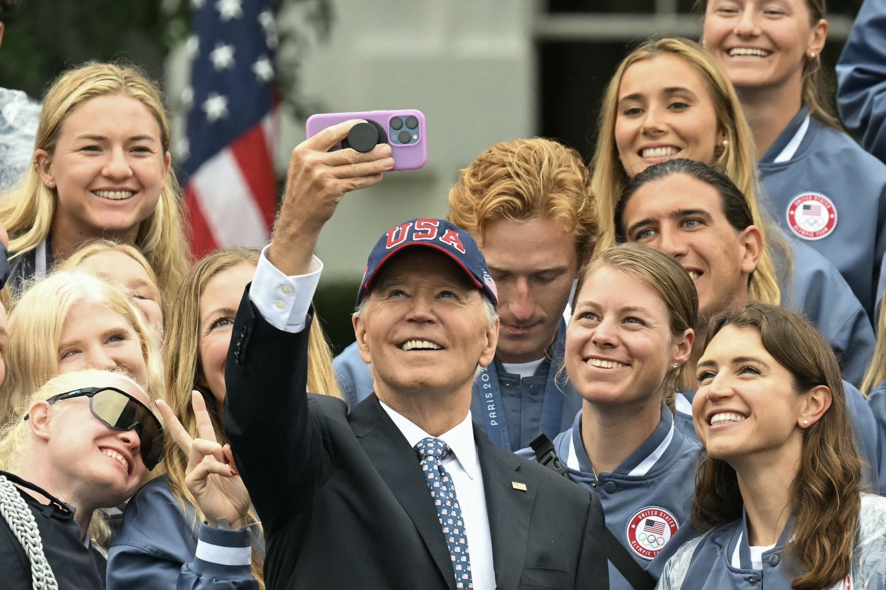 El presidente estadounidense Joe Biden se toma fotografías con atletas durante un evento que celebra los equipos olímpicos y paralímpicos estadounidenses de 2024 en el jardín sur de la Casa Blanca en Washington, DC, el 30 de septiembre de 2024. Foto: AFP