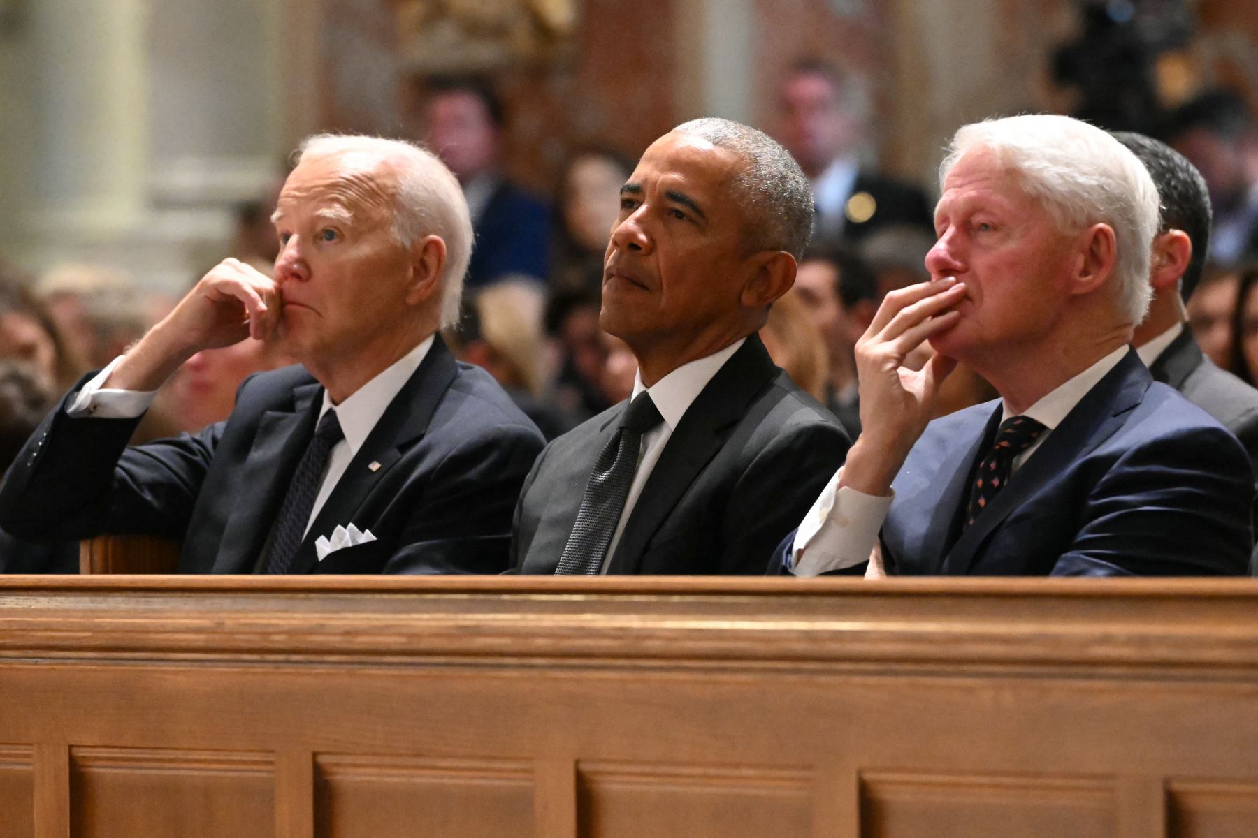 El presidente estadounidense Joe Biden, los expresidentes Barack Obama y  Bill Clinton asisten a un servicio conmemorativo para Ethel Kennedy el 16 de octubre de 2024 en la Catedral de San Mateo Apóstol en Washington, DC. Kennedy, una incansable defensora de los derechos humanos y viuda del político estadounidense asesinado Robert F. Kennedy. AFP