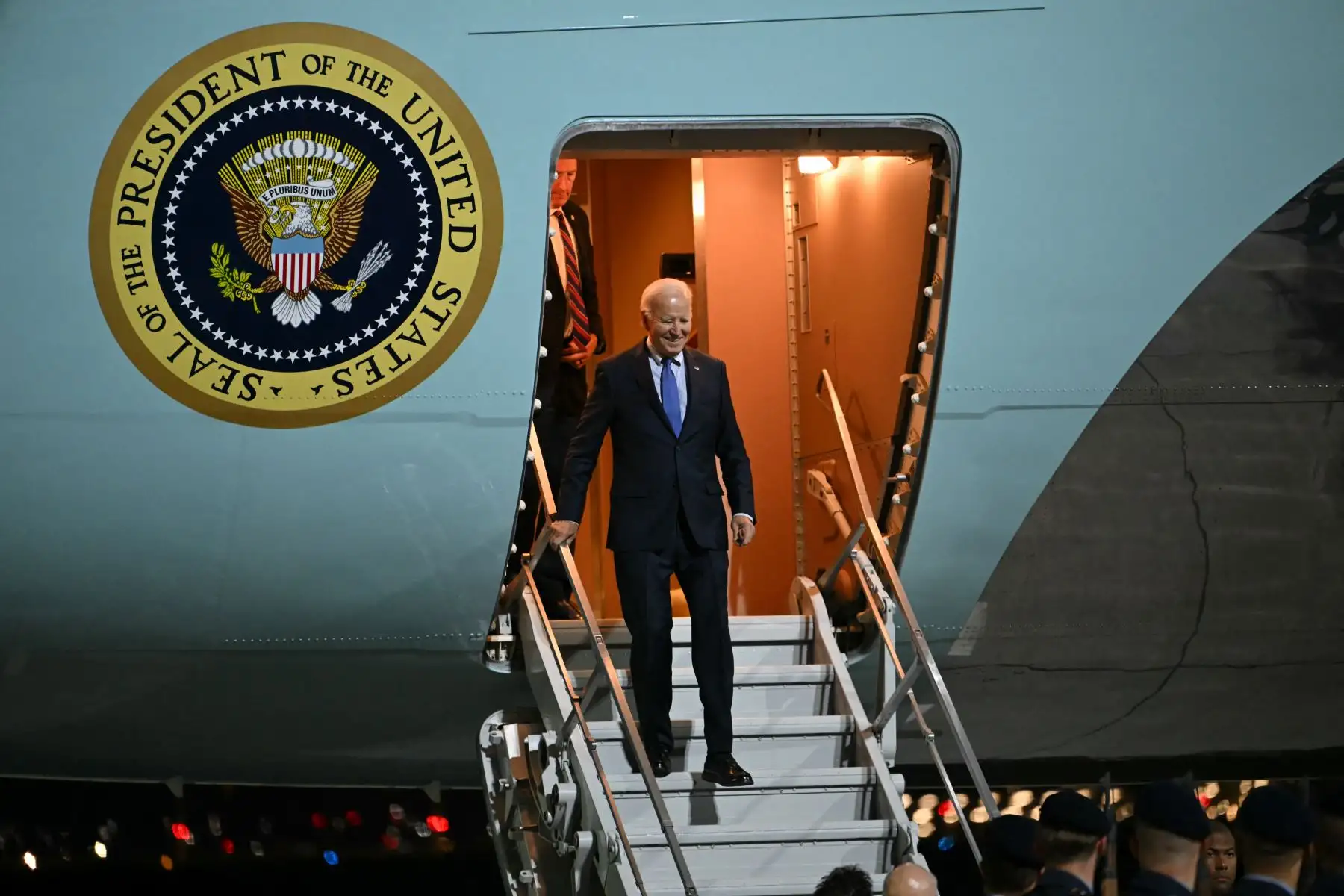 El presidente estadounidense Joe Biden desembarca del Air Force One a su llegada al aeropuerto de Berlín-Brandeburgo (BER) en Schoenefeld, a última hora del 17 de octubre de 2024.  AFP