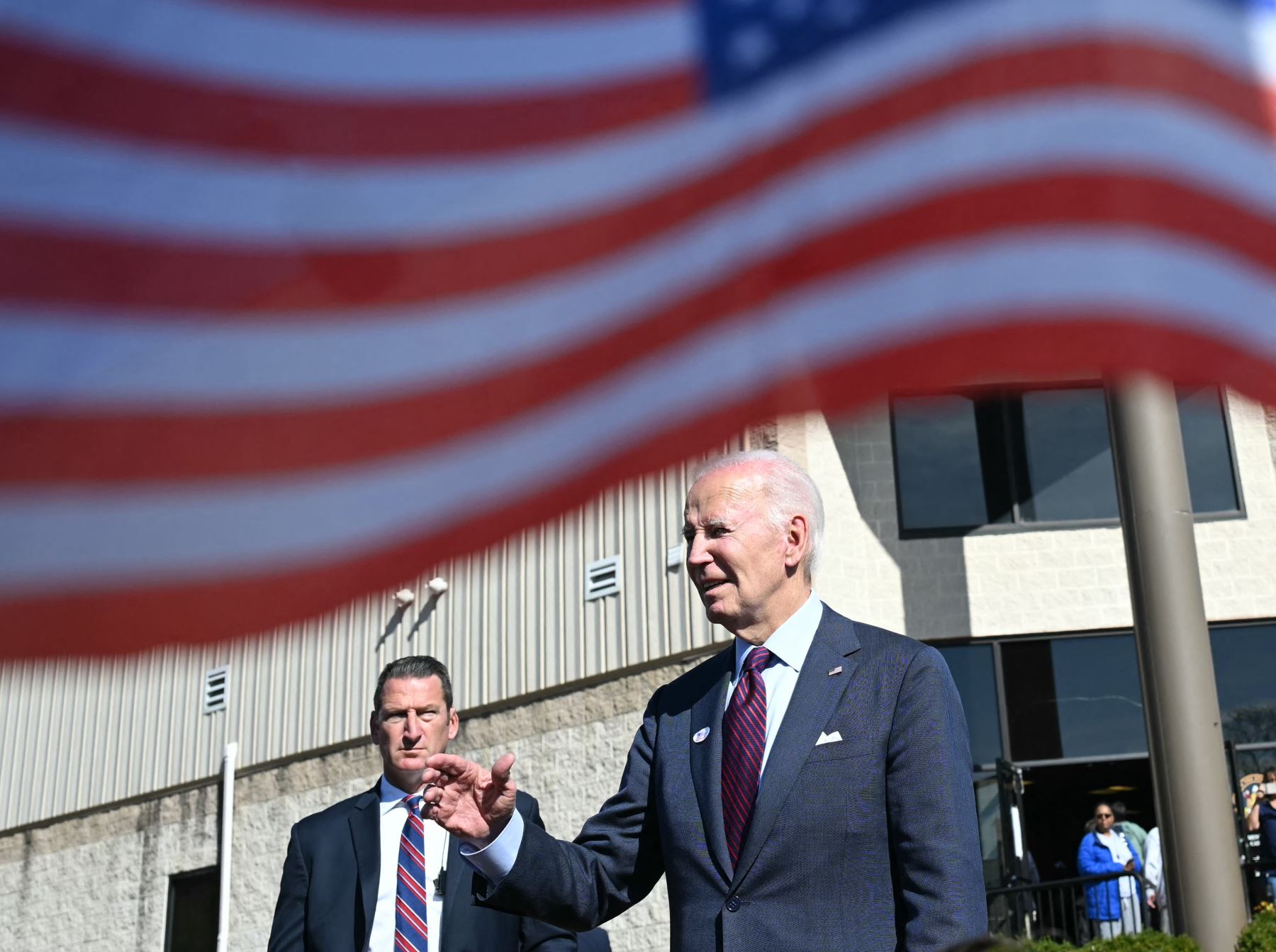 El presidente de Estados Unidos, Joe Biden, habla con los periodistas después de emitir su voto anticipado en las elecciones generales de 2024 en New Castle, Delaware, el 28 de octubre de 2024. AFP