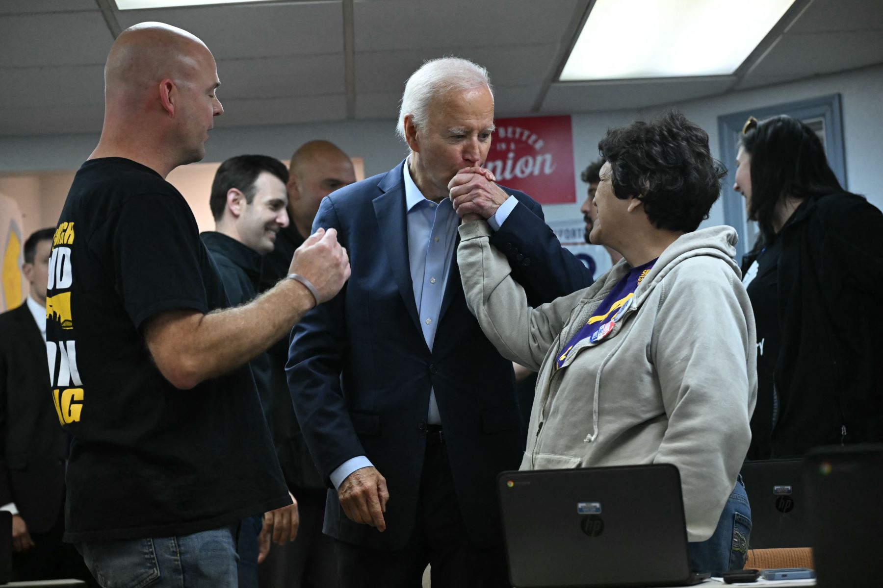 El presidente de Estados Unidos, Joe Biden, agradece a los voluntarios de la campaña demócrata en la sede del Consejo Laboral del condado de Allegheny en Pittsburgh, Pensilvania, el 26 de octubre de 2024. AFP