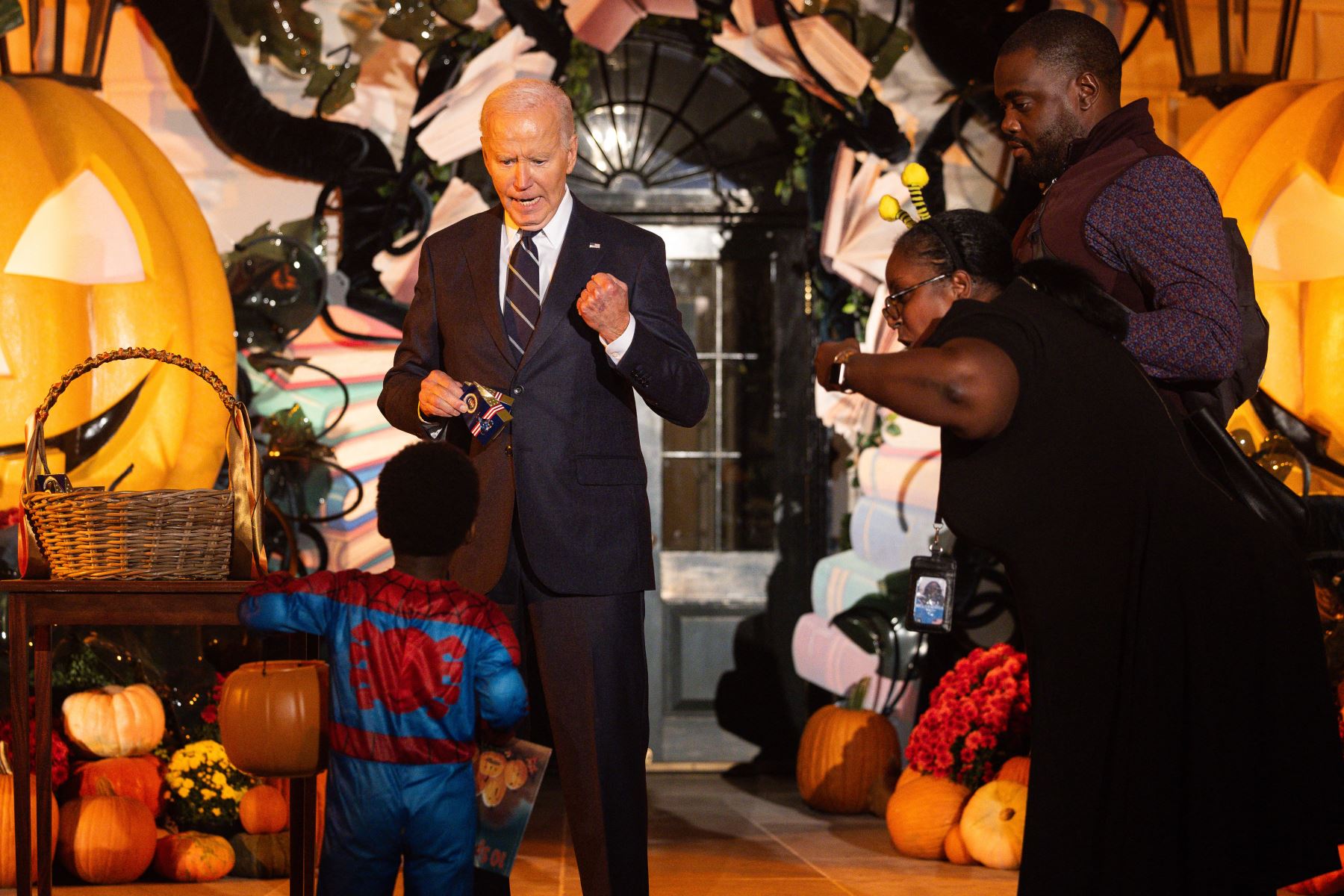 El presidente de Estados Unidos, Joe Biden, juega con un niño mientras organiza un evento de truco o trato de Halloween en el Pórtico Sur de la Casa Blanca en Washington, DC, el 30 de octubre de 2024. AFP