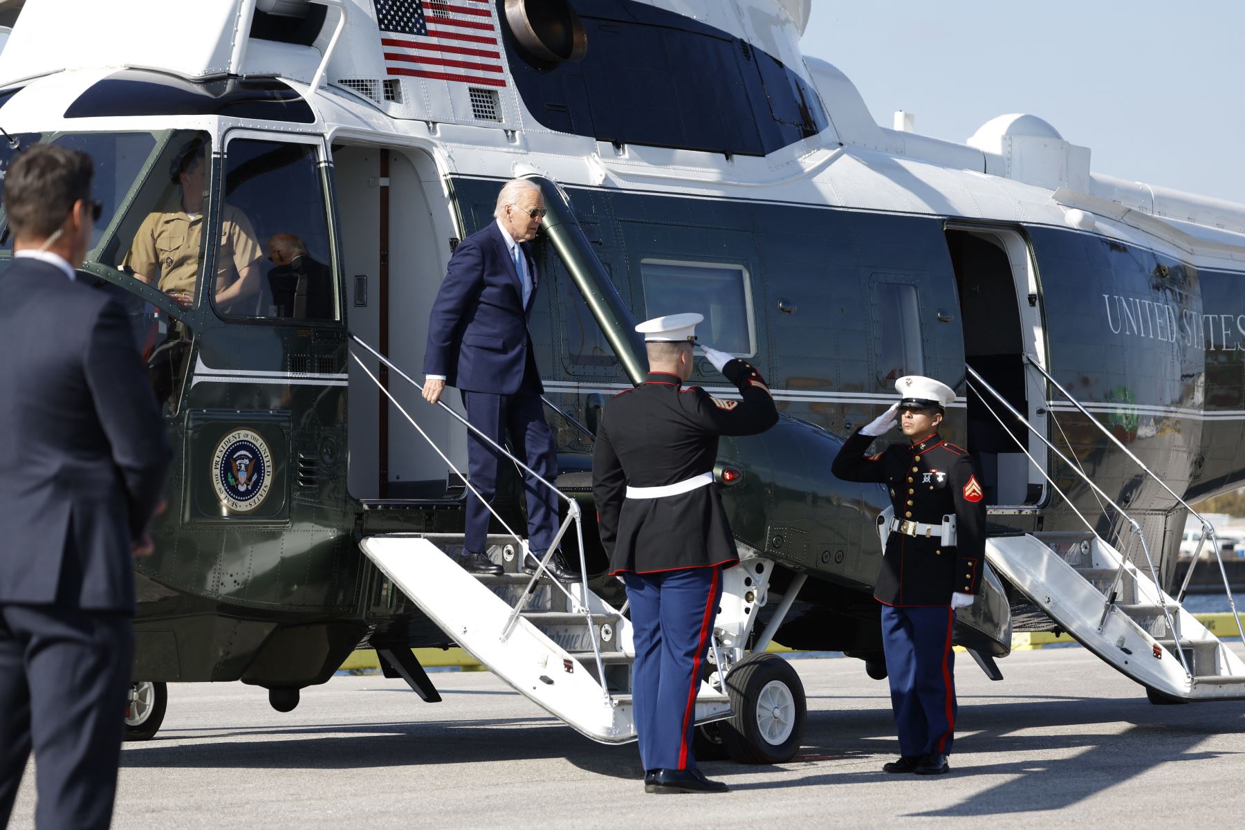 El presidente estadounidense Joe Biden llega a la zona de aterrizaje del puerto de Baltimore en Baltimore, Maryland, el 29 de octubre de 2024. Biden está en Baltimore para hablar sobre su agenda de Inversión en Estados Unidos. AFP