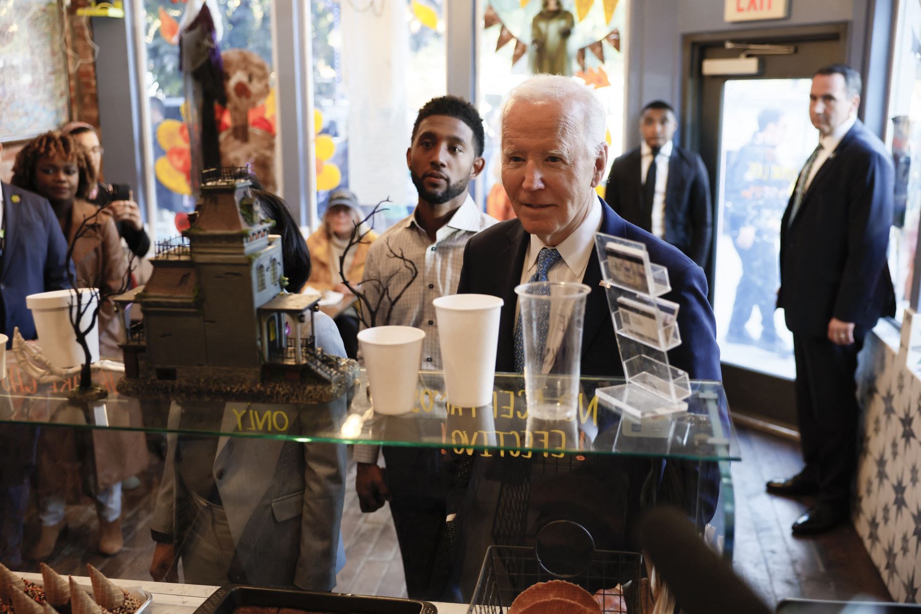 El presidente estadounidense Joe Biden pide helado en Bmore Licks en Baltimore, Maryland, el 29 de octubre de 2024. AFP