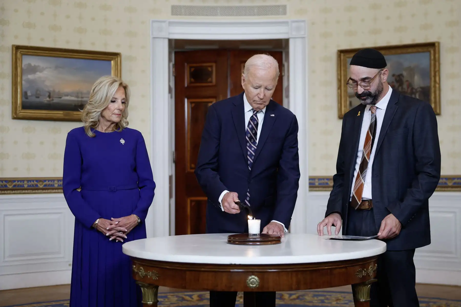 El presidente de Estados Unidos, Joe Biden, enciende una vela durante una ceremonia conmemorativa en el primer aniversario del ataque de Hamas a Israel en el Salón Azul de la Casa Blanca el 7 de octubre de 2024 en Washington, DC. AFP