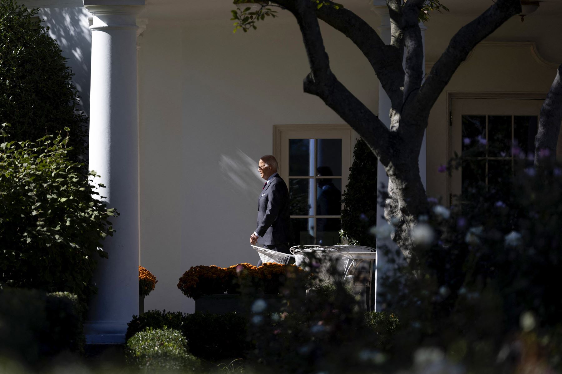 El presidente Joe Biden sale de la Casa Blanca el 22 de octubre de 2024 en Washington, DC. Biden viaja a Concord, New Hampshire, para hablar sobre la reducción del costo de los medicamentos recetados. AFP