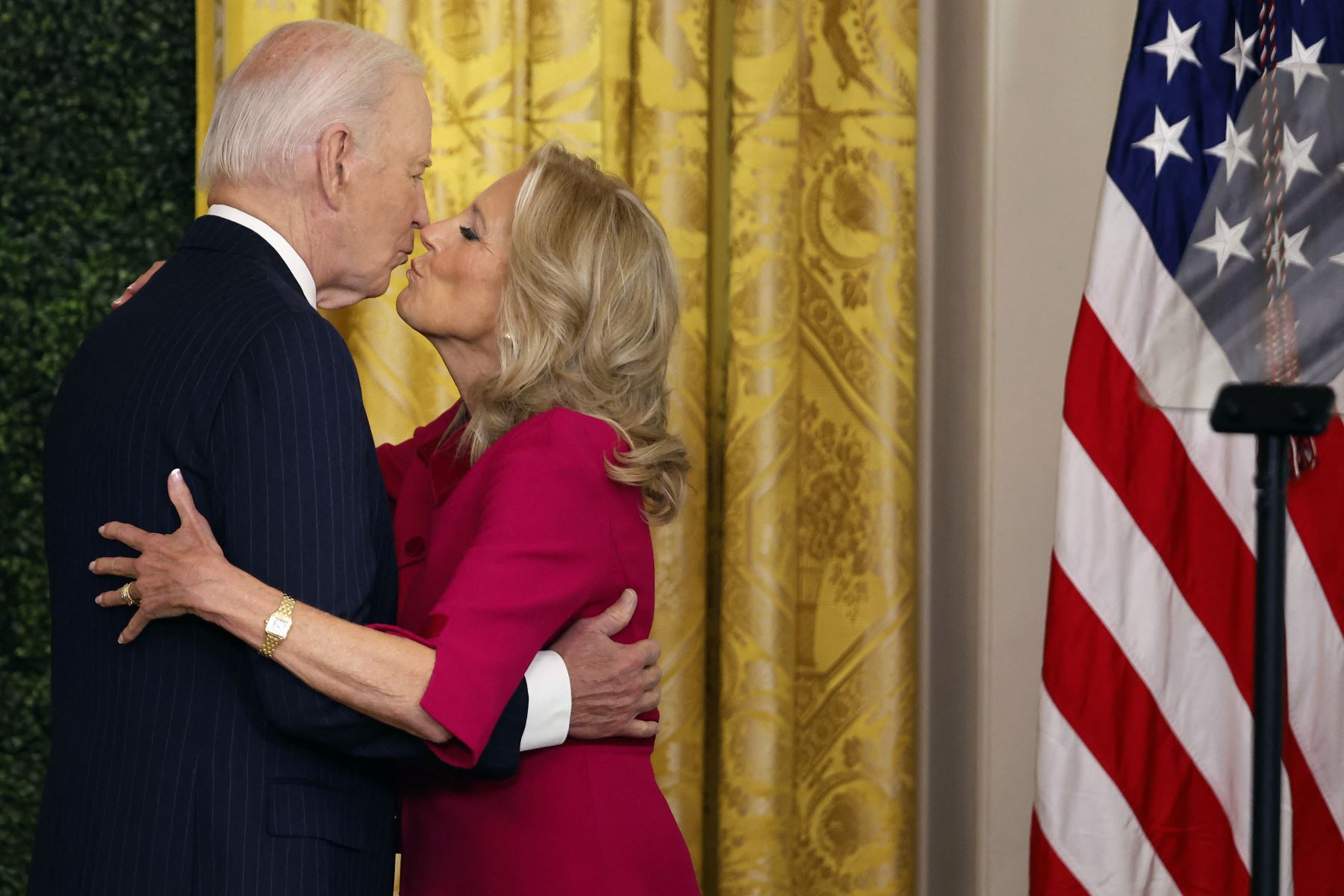 El presidente de los Estados Unidos, Joe Biden, y la primera dama Jill Biden se besan durante la Cumbre Classroom to Career en el Salón Este de la Casa Blanca el 13 de noviembre de 2024 en Washington, DC. AFP