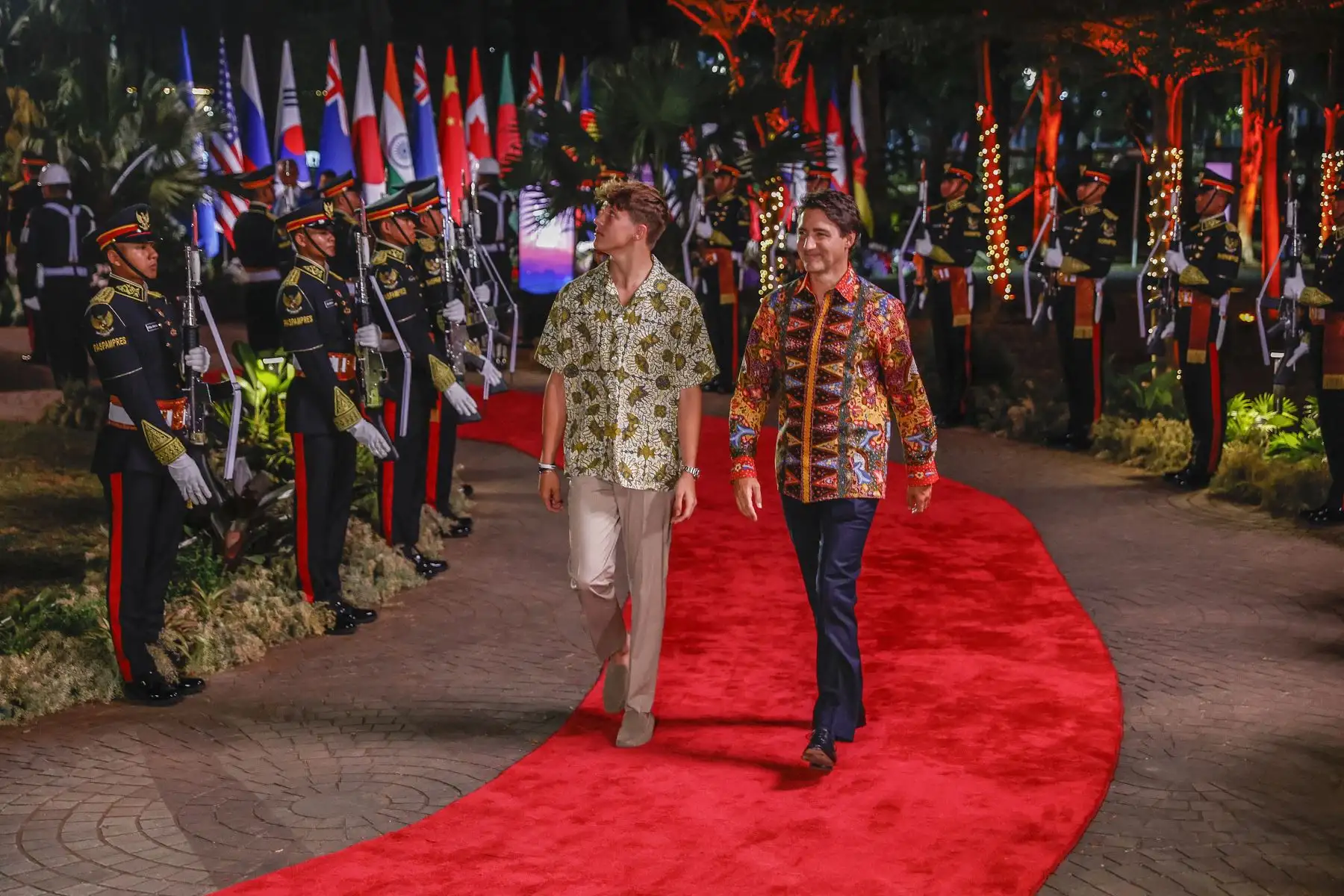 El primer ministro de Canadá, Justin Trudeau  y su hijo Xavier Trudeau llegan a la cena de gala de la 43.ª Cumbre de la ASEAN en Yakarta el 6 de septiembre de 2023. AFP