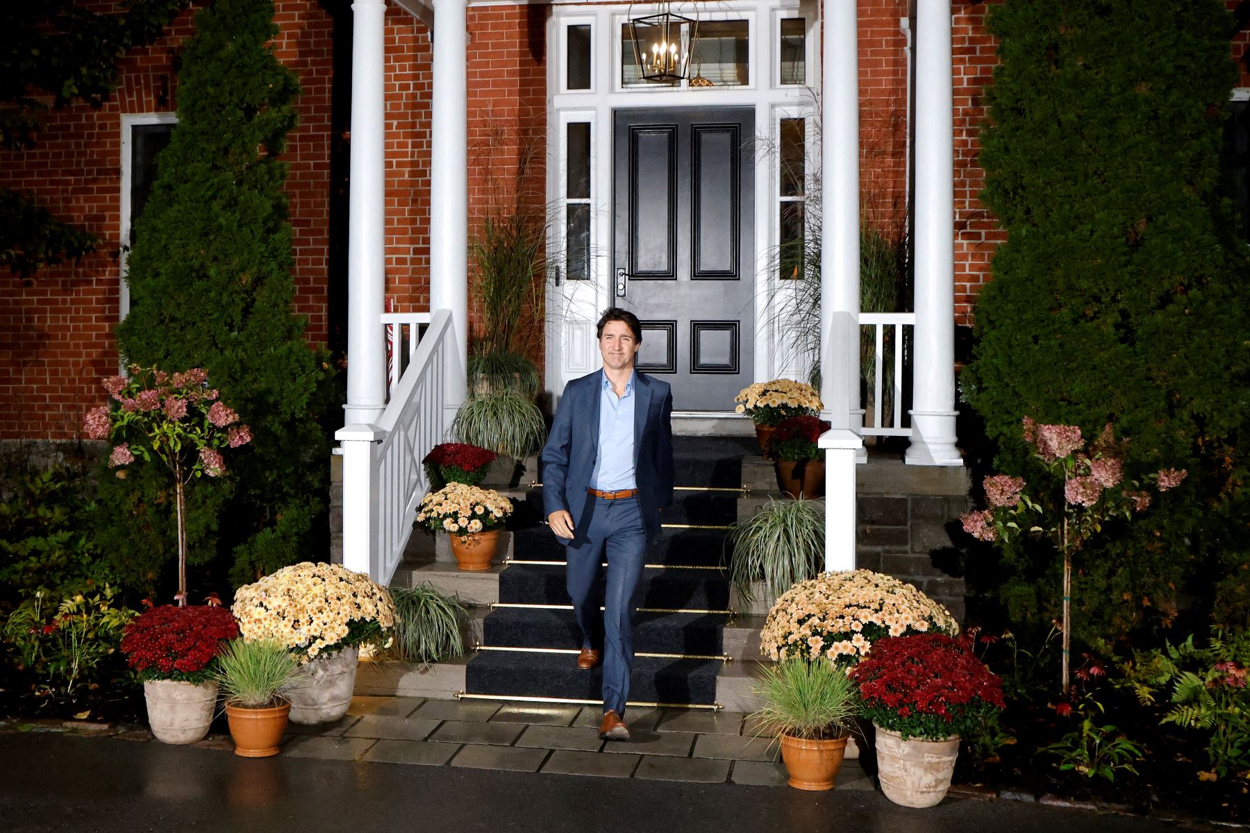 El primer ministro de Canadá, Justin Trudeau, sale de su residencia privada para recibir al presidente francés, Emmanuel Macron, en Ottawa, Canadá, el 25 de septiembre de 2024.  AFP