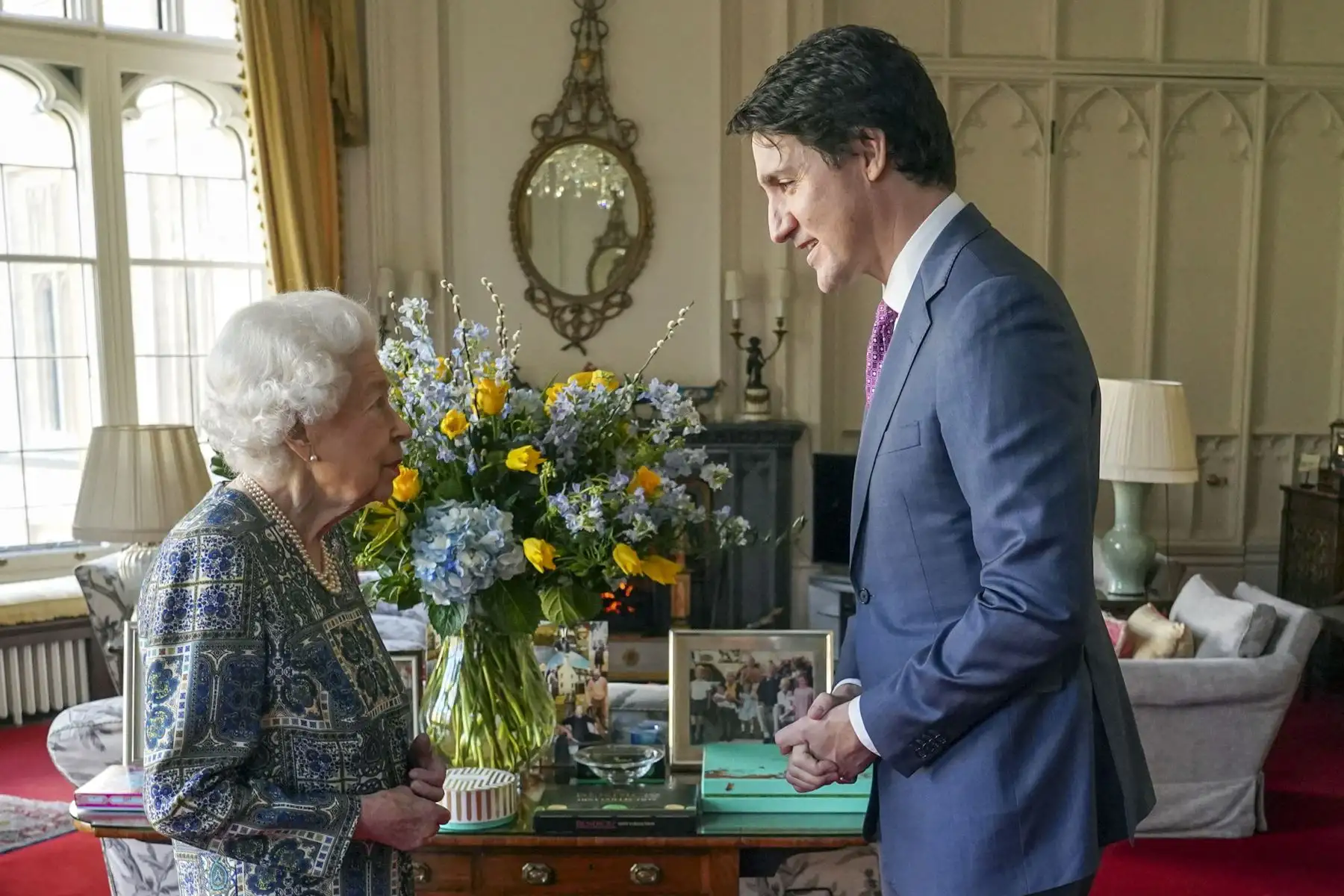 La reina Isabel II de Gran Bretaña habla con el primer ministro canadiense Justin Trudeau durante una audiencia en el Castillo de Windsor, Berkshire, el 7 de marzo de 2022. AFP