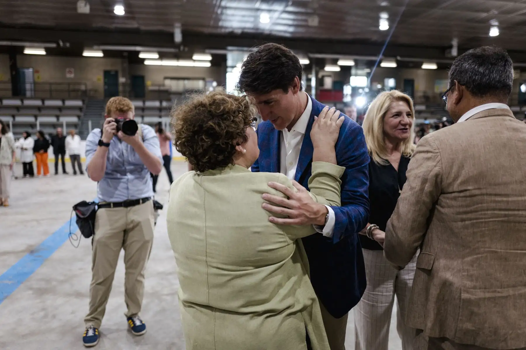 El Primer Ministro canadiense Justin Trudeau saluda a la gente después de una conferencia de prensa en Montreal, Canadá, el 3 de julio de 2024.  AFP
