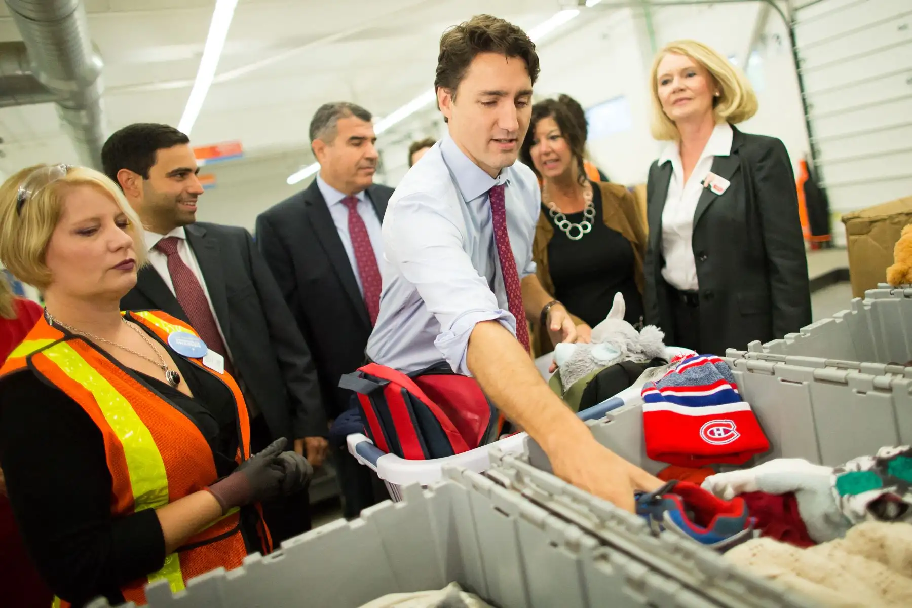 El líder liberal Justin Trudeau clasifica su donación a Goodwill Industries en un acto de campaña en London, Ontario, el 7 de octubre de 2015. AFP