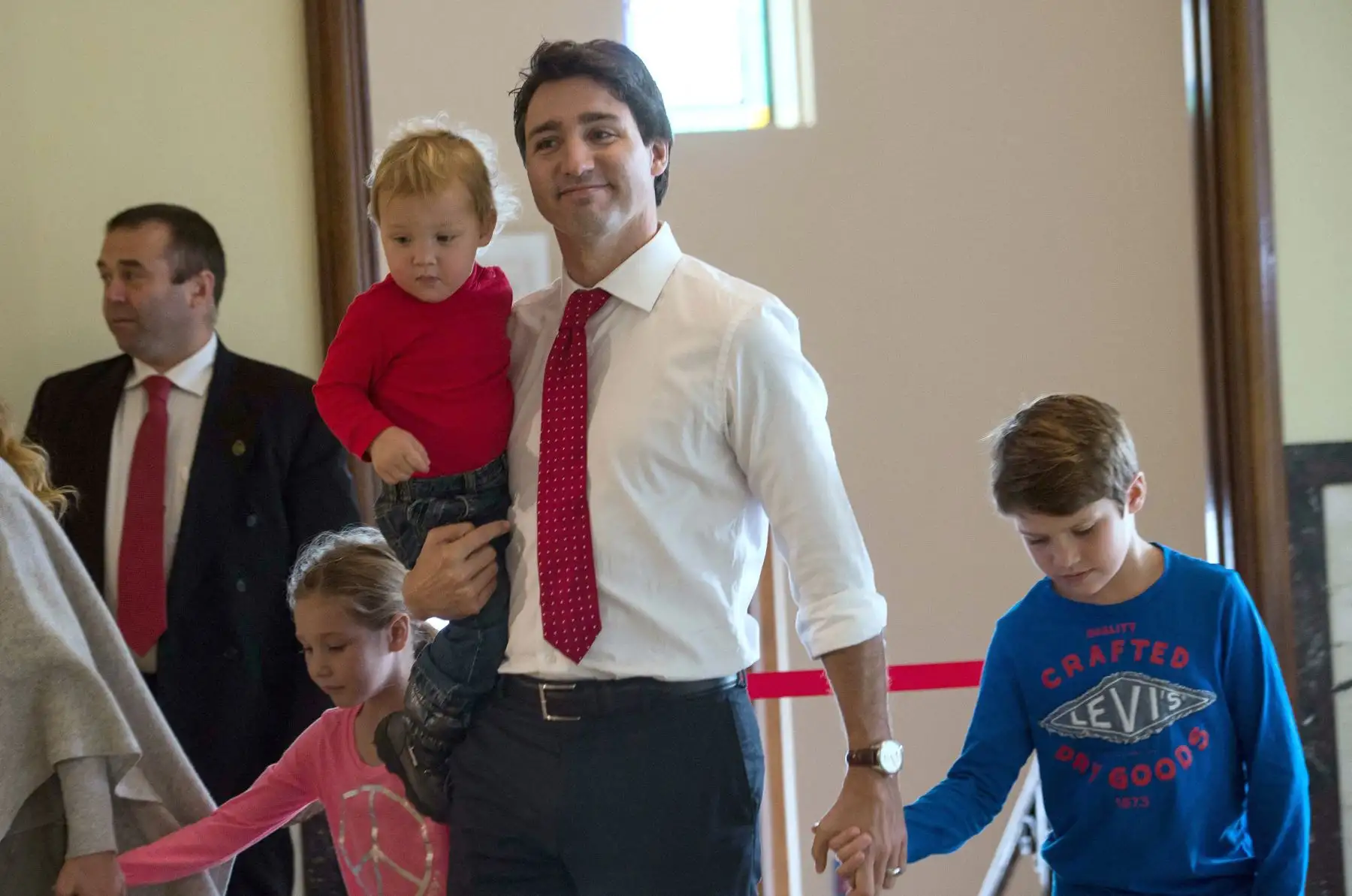 El líder del Partido Liberal Canadiense, Justin Trudeau, deposita su voto con sus hijos en Montreal el 19 de octubre de 2015.  AFP