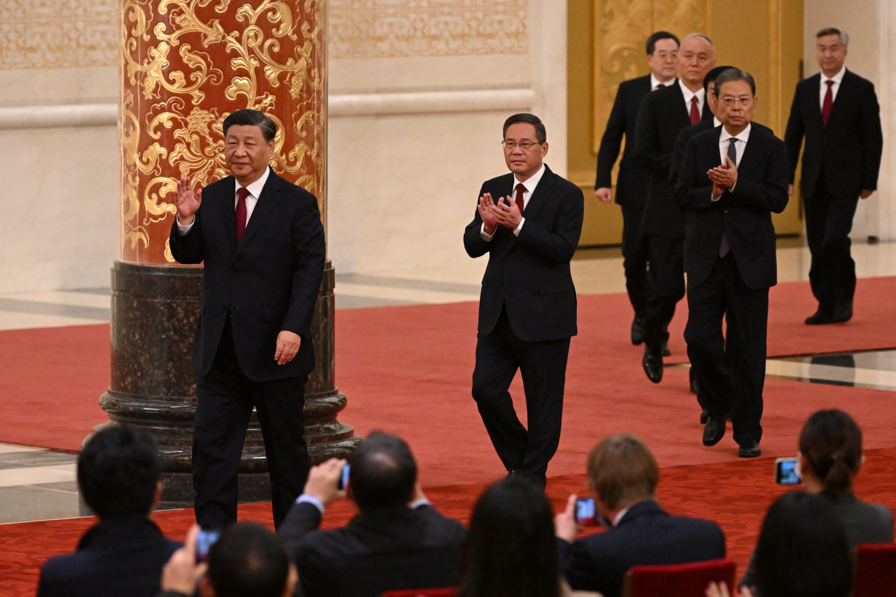 El presidente de China, Xi Jinping  camina con miembros del nuevo Comité Permanente del Politburó del Partido Comunista Chino, el máximo órgano de toma de decisiones del país, incluido Li Qiang, mientras se reúnen con los medios de comunicación en el Gran Salón del Pueblo en Beijing. el 23 de octubre de 2022. Foto: AFP