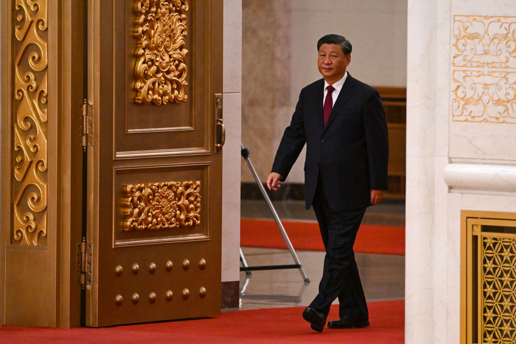 El presidente de China, Xi Jinping, llega para presentar a los miembros del nuevo Comité Permanente del Politburó del Partido Comunista Chino, el máximo órgano de toma de decisiones del país, a los medios de comunicación en el Gran Salón del Pueblo de Beijing el 23 de octubre de 2022. AFP