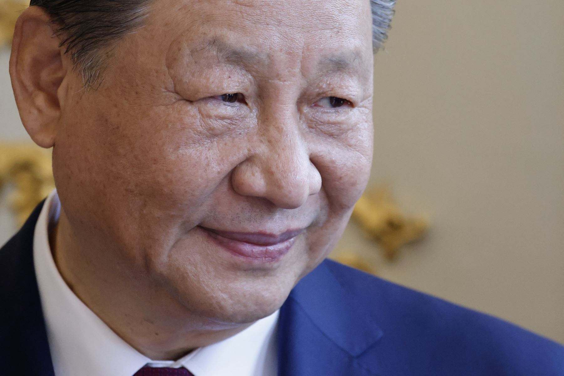 El presidente chino, Xi Jinping, asiste al intercambio de obsequios entre las naciones durante la visita de estado de dos días del presidente chino, en el Palacio Presidencial del Elíseo en París, el 6 de mayo de 2024.  AFP