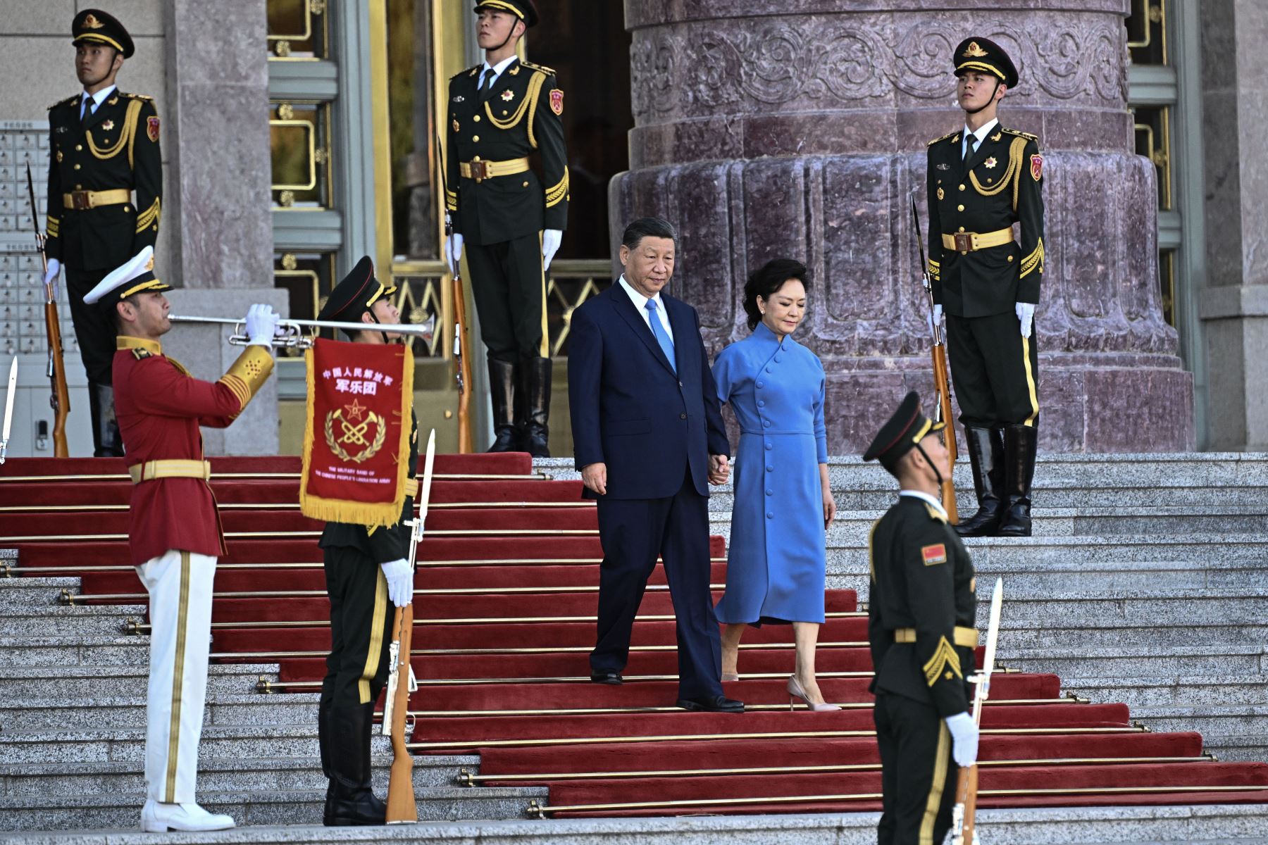 El presidente de China, Xi Jinping, y su esposa Peng Liyuan llegan para recibir al presidente de Polonia, Andrzej Duda, y a su esposa, Agata Kornhauser-Duda, en el Gran Salón del Pueblo de Beijing el 24 de junio de 2024. AFP