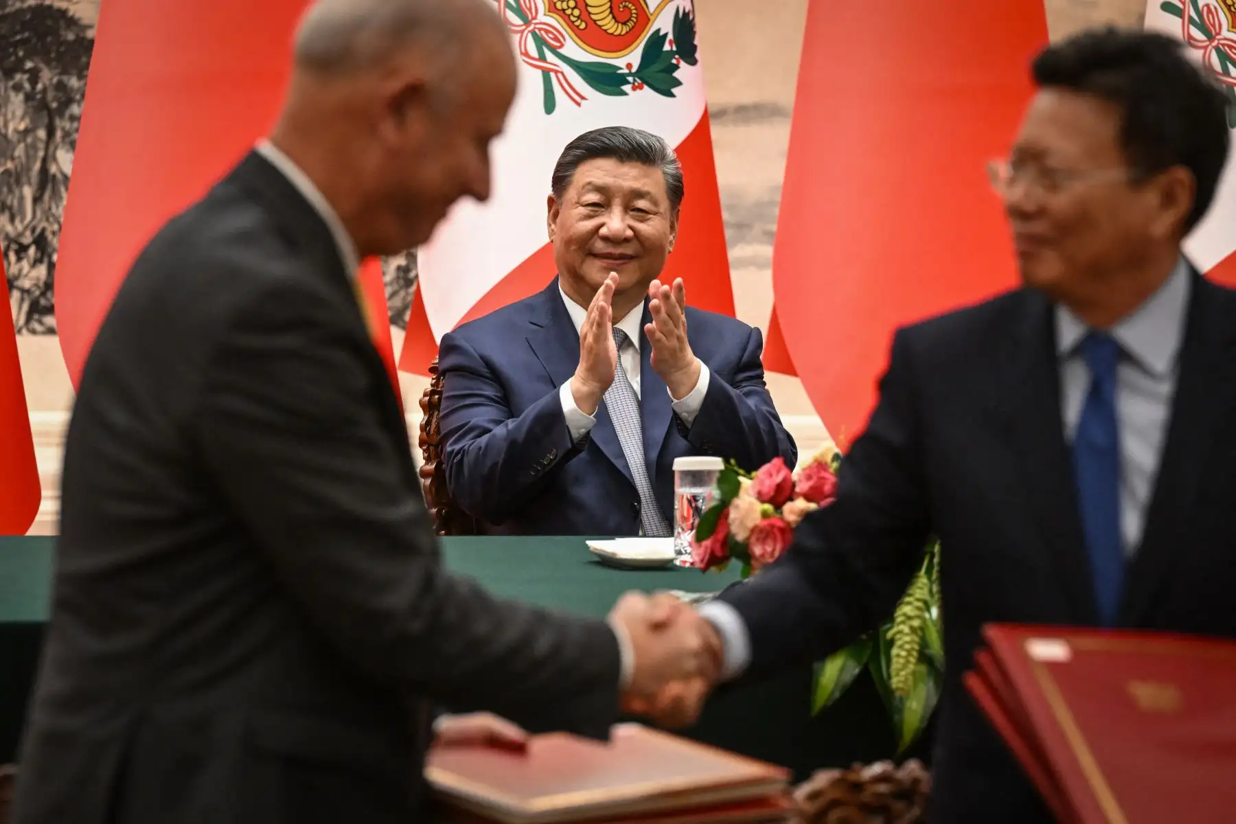 El presidente de China, Xi Jinping (centro), aplaude durante una ceremonia de firma con el Estado Peruano en el Gran Salón del Pueblo de Beijing el 28 de junio de 2024. AFP