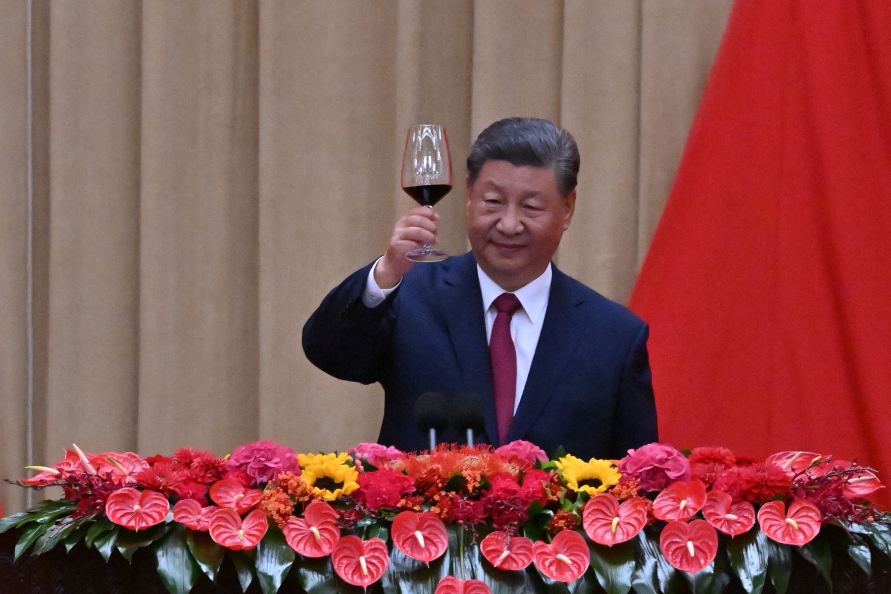 El presidente de China, Xi Jinping, hace un brindis durante una recepción en vísperas del Día Nacional en el Gran Salón del Pueblo de Beijing el 30 de septiembre de 2024. AFP