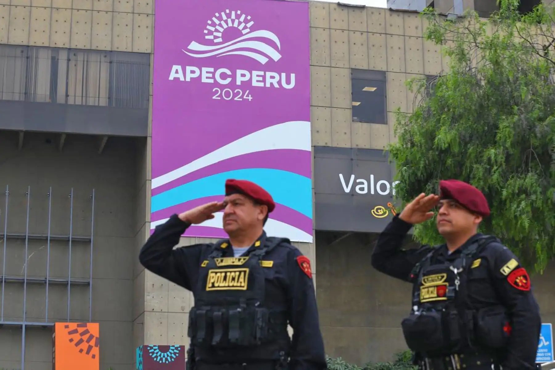 Policía Nacional, refuerza las medidas de seguridad en el Centro Internacional de Prensa APEC para garantizar la seguridad de los líderes y delegados participantes. Foto: ANDINA/Eddy Ramos