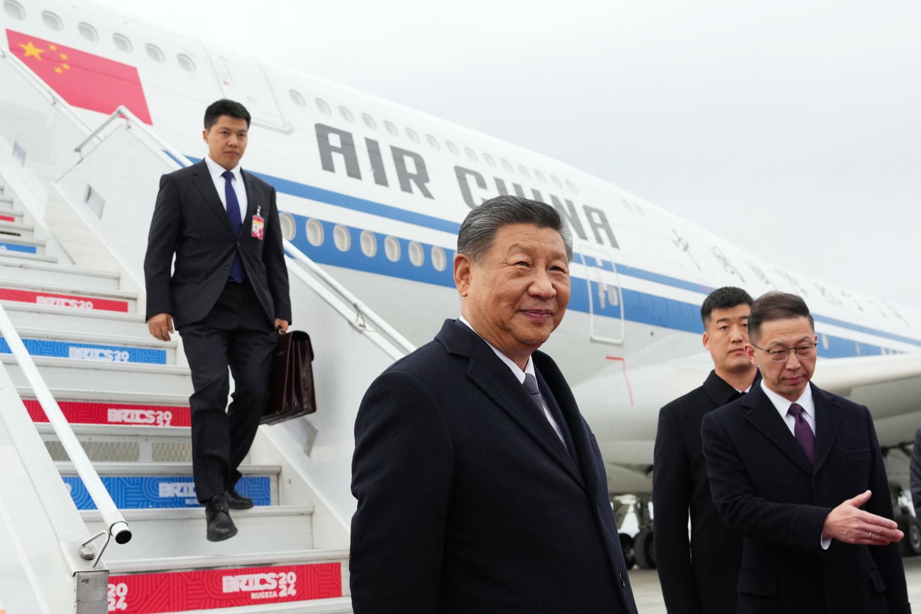 Presidente chino Xi Jinping llega al aeropuerto de Kazán para asistir a la cumbre de los BRICS, celebrada en la ciudad de Kazán del 22 al 24 de octubre. AFP