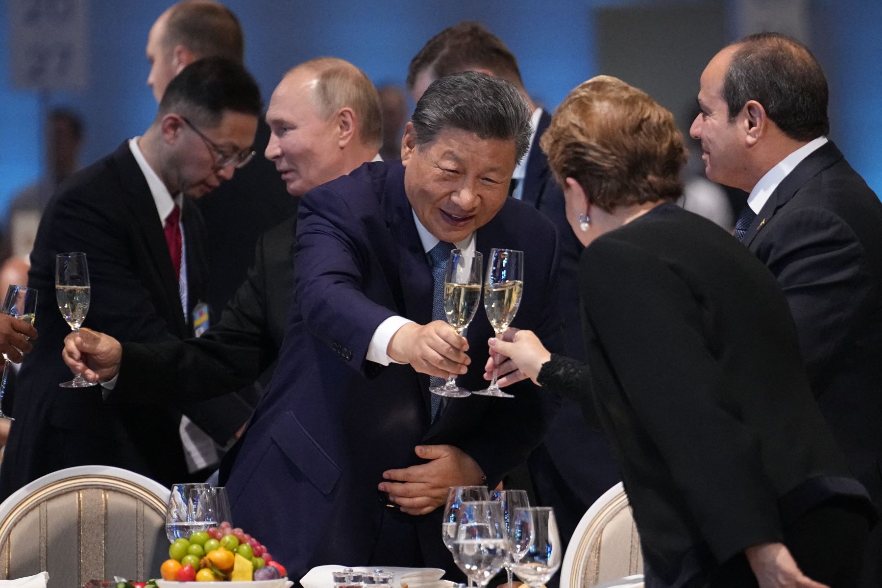 El presidente chino, Xi Jinping, y la presidenta del Nuevo Banco de Desarrollo, Dilma Rousseff, brindan durante una recepción festiva de la cumbre de los BRICS en Kazán el 23 de octubre de 2024. AFP