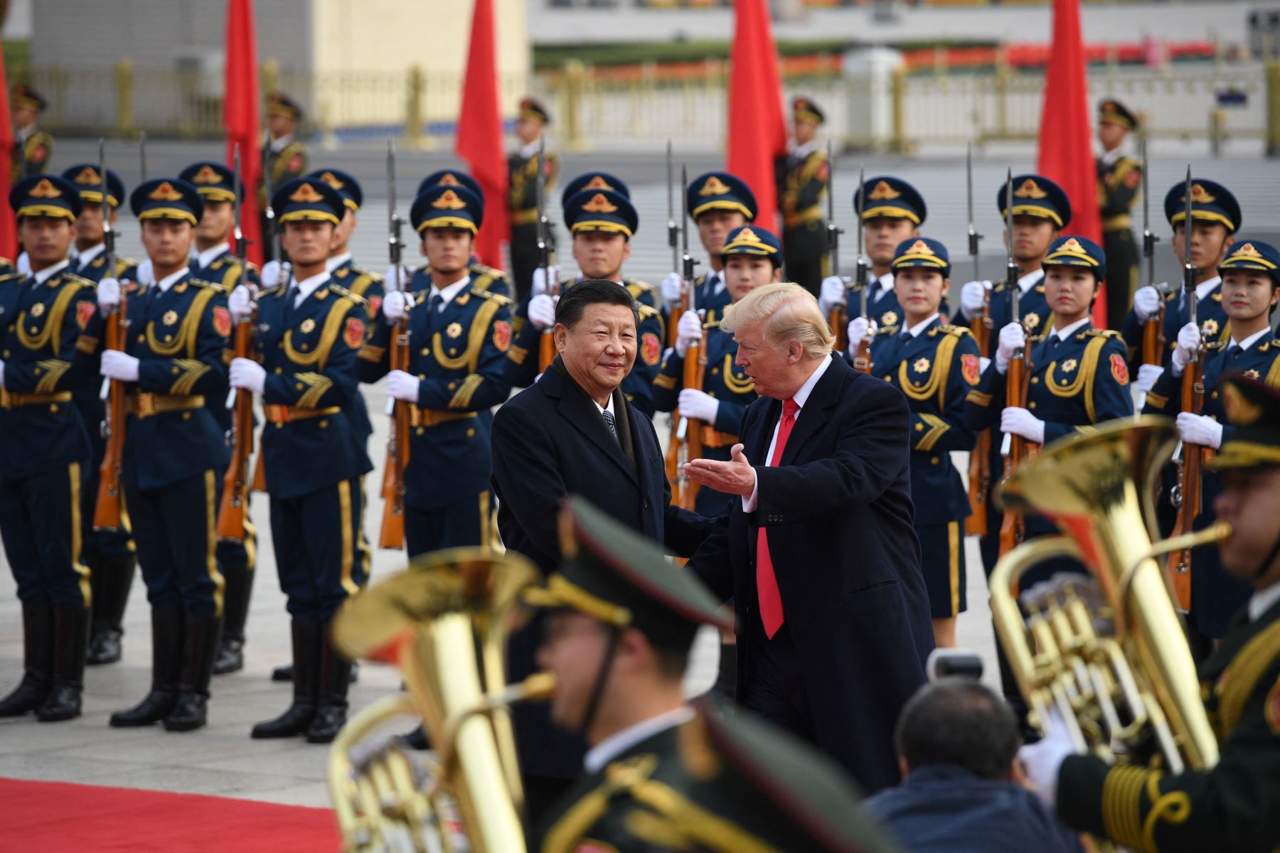 El presidente de China, Xi Jinping  y el presidente de Estados Unidos, Donald Trump, pasan revista a los guardias de honor chinos durante una ceremonia de bienvenida en el Gran Salón del Pueblo en Beijing el 9 de noviembre de 2017. AFP