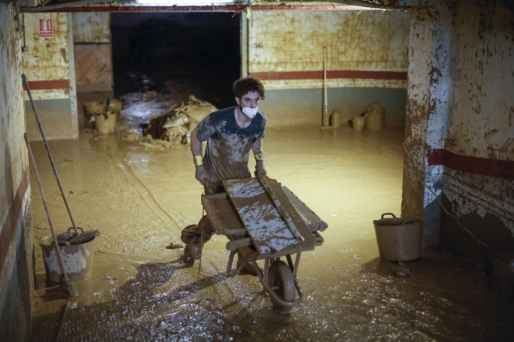 Lluvias retrasan los trabajos de limpieza en la zona cero del temporal en España.