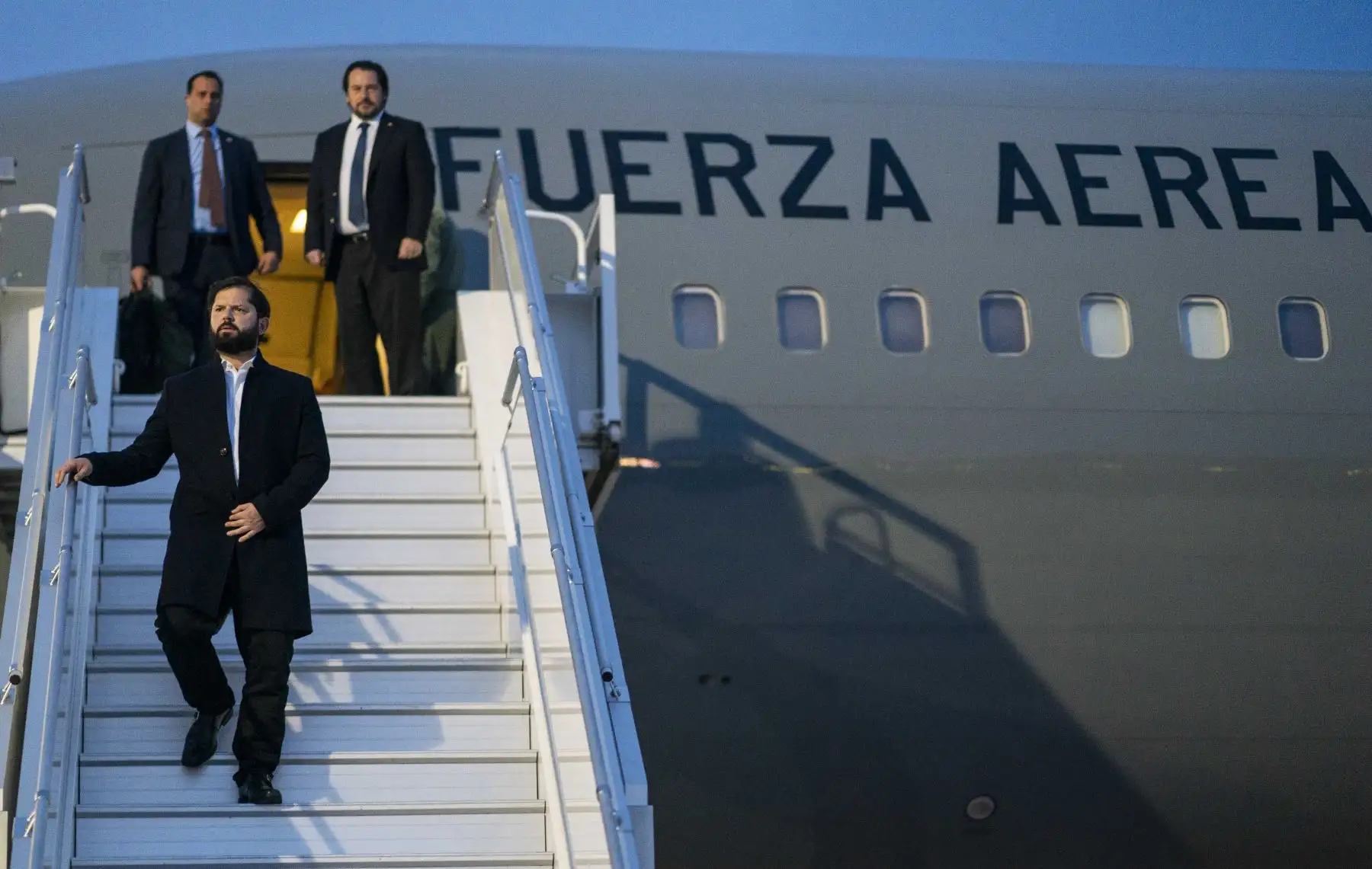 el Presidente de la República, Gabriel Boric Font, desciende del avión a su llegada a Mexico