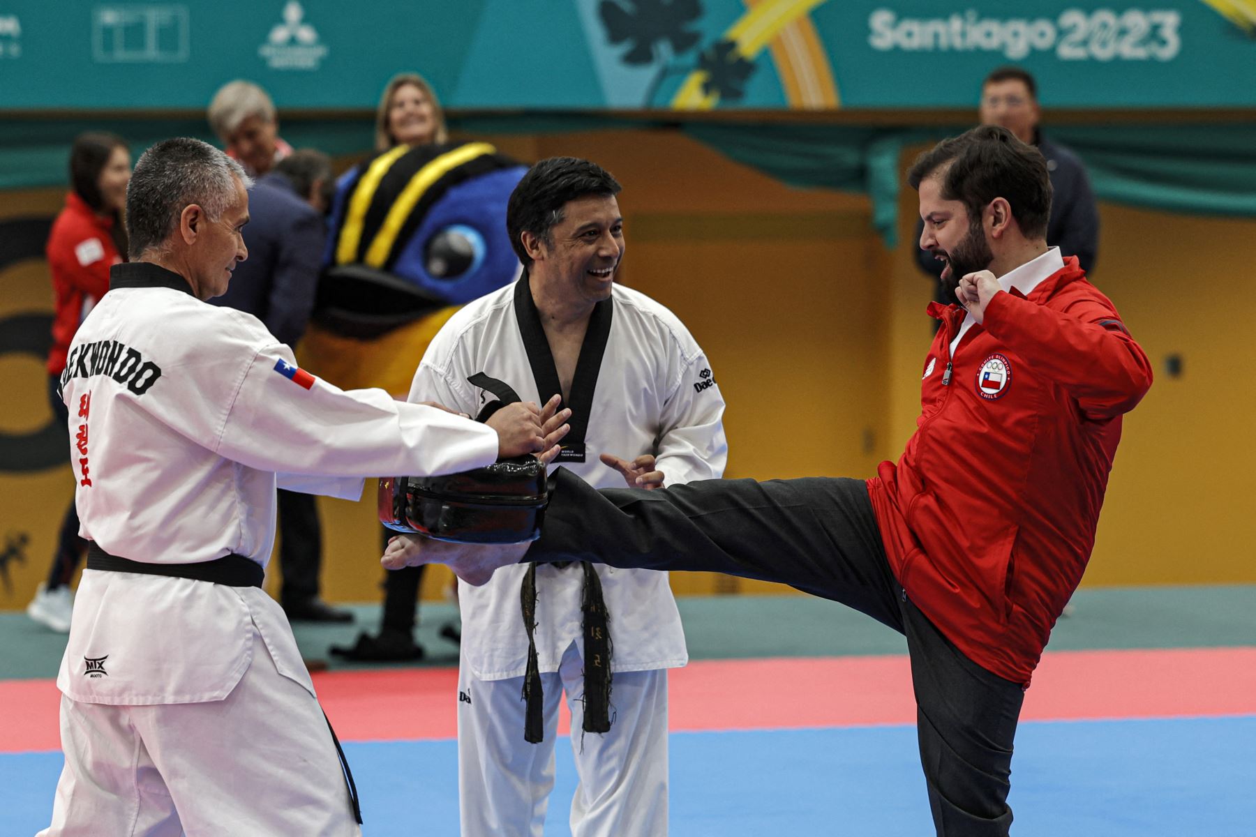 El presidente chileno Gabriel Boric participa en una demostración de taekwondo durante la inauguración del Parque Deportivo del Estadio Nacional en Santiago el 11 de octubre de 2023. Foto: AFP