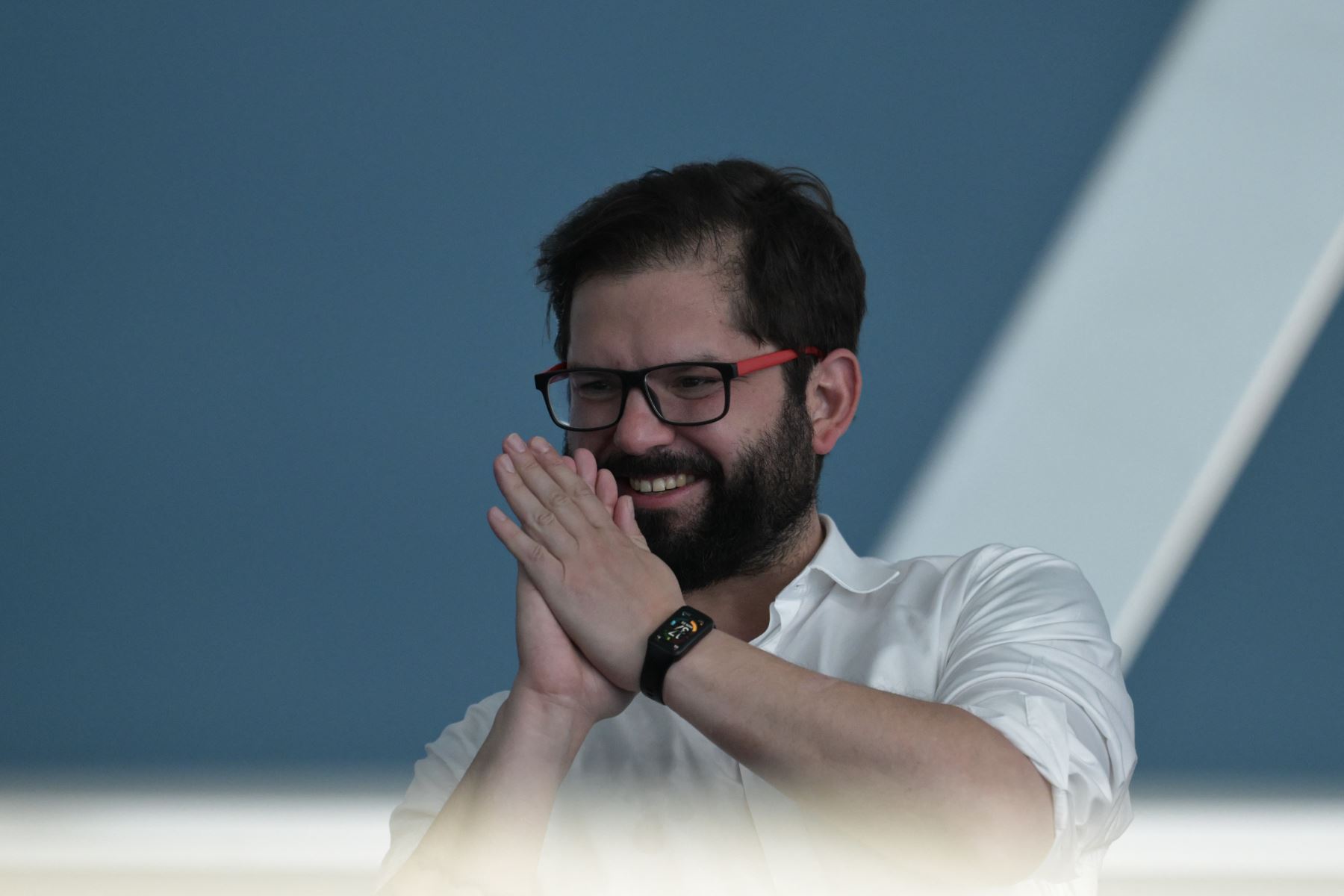 El presidente de Chile, Gabriel Boric, asiste a la prueba de natación de los Juegos Panamericanos Santiago 2023, en el Centro Acuático del Parque Deportivo del Estadio Nacional de Santiago, el 21 de octubre de 2023. AFP