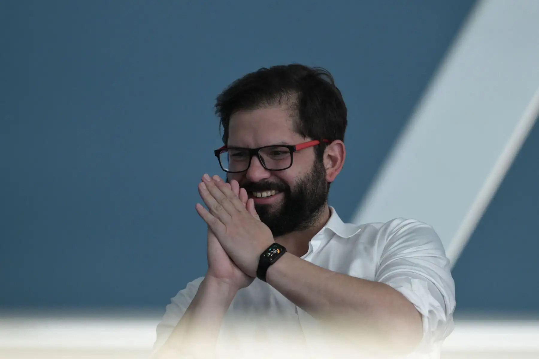 El presidente de Chile, Gabriel Boric, asiste a la prueba de natación de los Juegos Panamericanos Santiago 2023, en el Centro Acuático del Parque Deportivo del Estadio Nacional de Santiago, el 21 de octubre de 2023. AFP