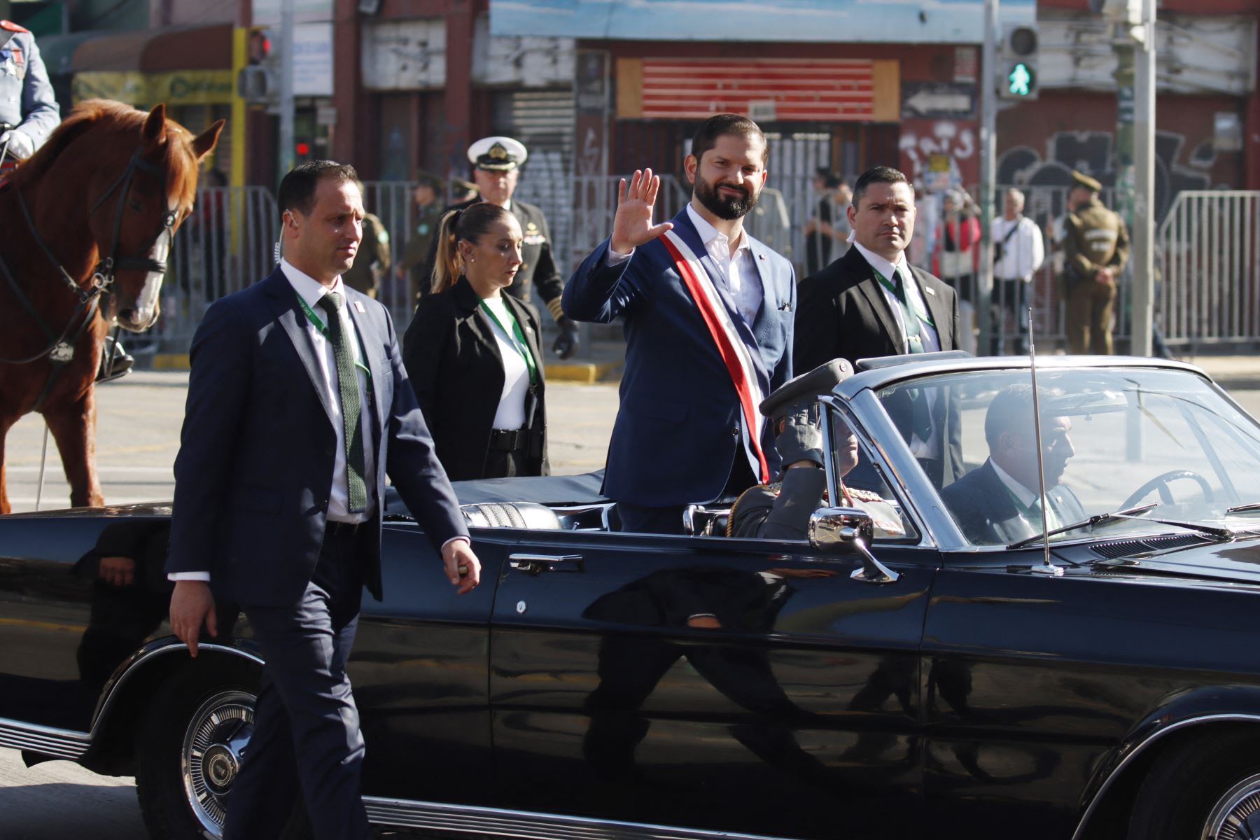 El presidente de Chile, Gabriel Boric, saluda al salir después de dar su mensaje anual "Estado de la Nación" al país en el Congreso en Valparaíso, Chile, el 1 de junio de 2024. AFP