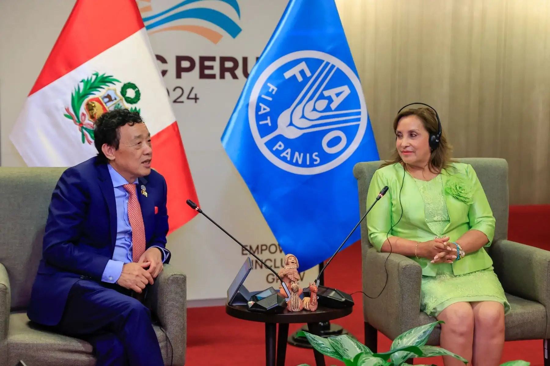 La líder de la economía peruana, Dina Ercilia Boluarte Zegarra sostuvo una reunión con el director general de la Organización de las Naciones Unidas para la Alimentación y la Agricultura, Sr. QU Dongyu a quien expresó su agradecimiento por el trabajo conjunto para la adopción de los "Principios de Trujillo que buscan prevenir y reducir la pérdida y desperdicio de alimentos en la región Asia- Pacífico". Foto: ANDINA/ Prensa Presidencia