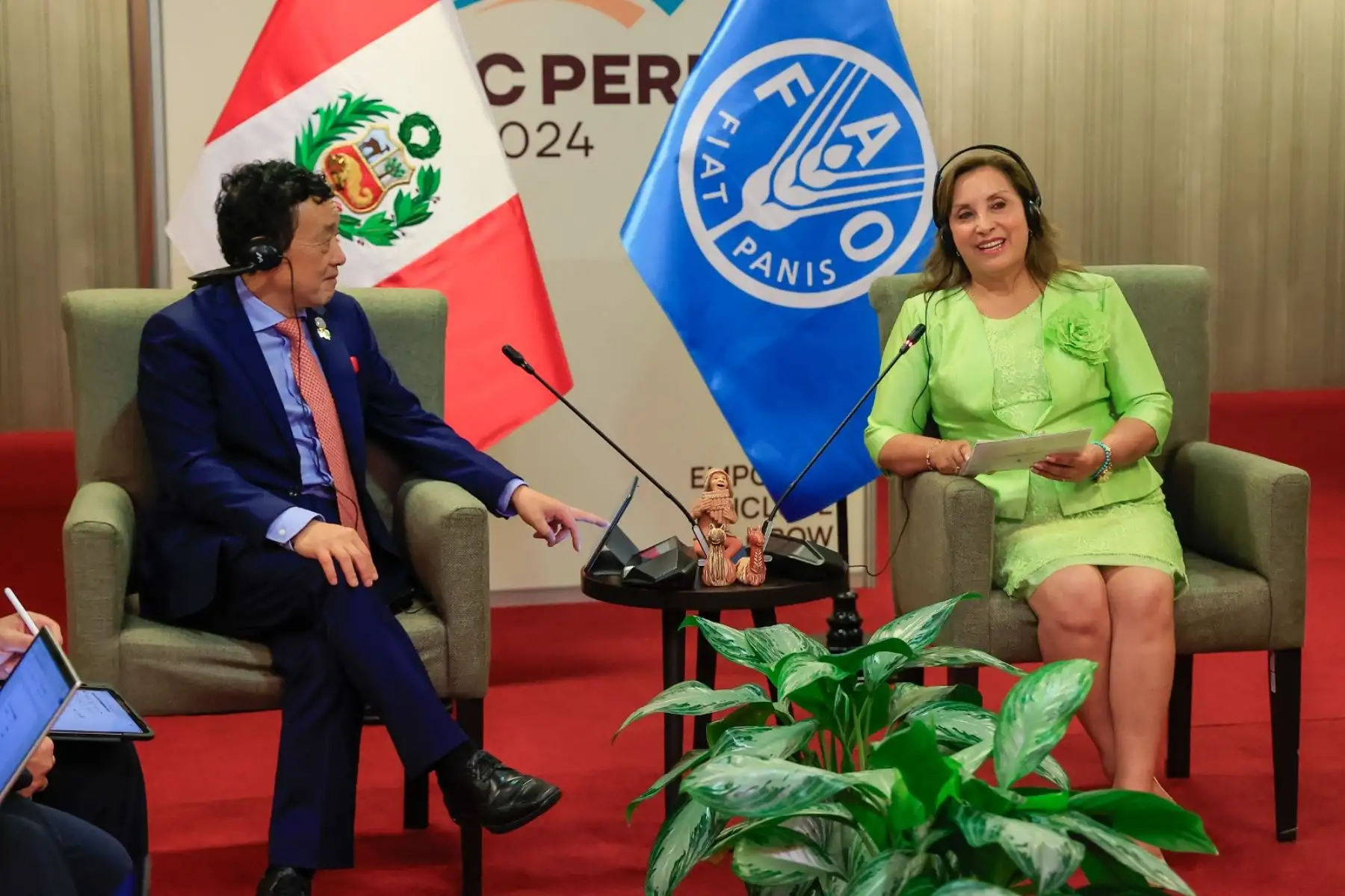La líder de la economía peruana, Dina Ercilia Boluarte Zegarra sostuvo una reunión con el director general de la Organización de las Naciones Unidas para la Alimentación y la Agricultura, Sr. QU Dongyu a quien expresó su agradecimiento por el trabajo conjunto para la adopción de los "Principios de Trujillo que buscan prevenir y reducir la pérdida y desperdicio de alimentos en la región Asia- Pacífico". Foto: ANDINA/ Prensa Presidencia