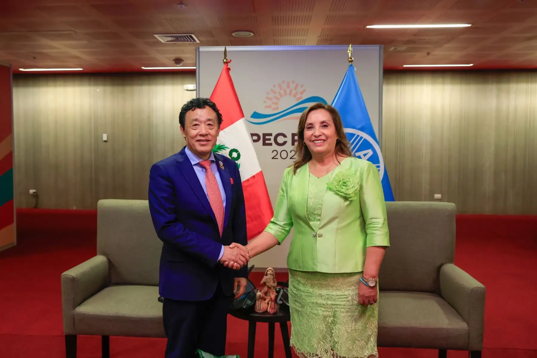 La líder de la economía peruana, Dina Ercilia Boluarte Zegarra sostuvo una reunión con el director general de la Organización de las Naciones Unidas para la Alimentación y la Agricultura, Sr. QU Dongyu a quien expresó su agradecimiento por el trabajo conjunto para la adopción de los "Principios de Trujillo que buscan prevenir y reducir la pérdida y desperdicio de alimentos en la región Asia- Pacífico". Foto: ANDINA/ Prensa Presidencia
