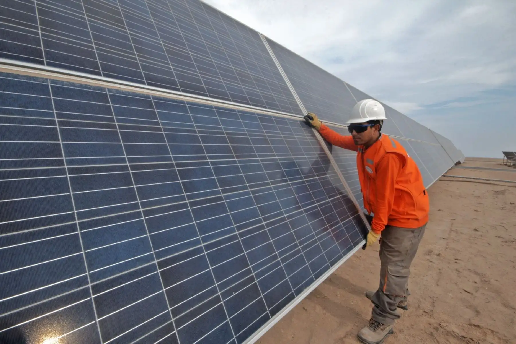 Organizan congreso internacional de energías renovables y transición energética en Lima
